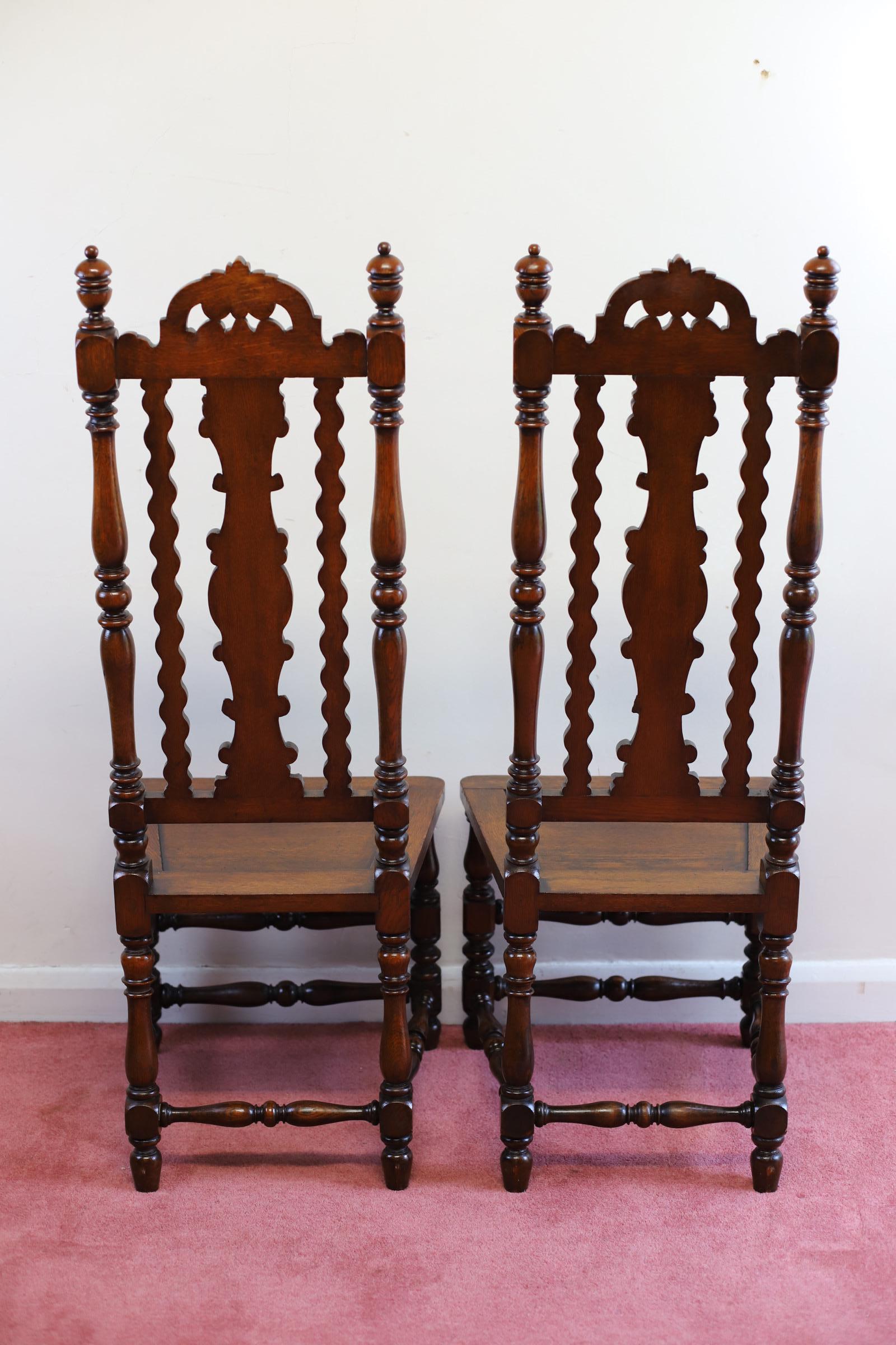 Britannique Superbe paire de chaises d'entrée Caroleennes encadrées en chêne  en vente