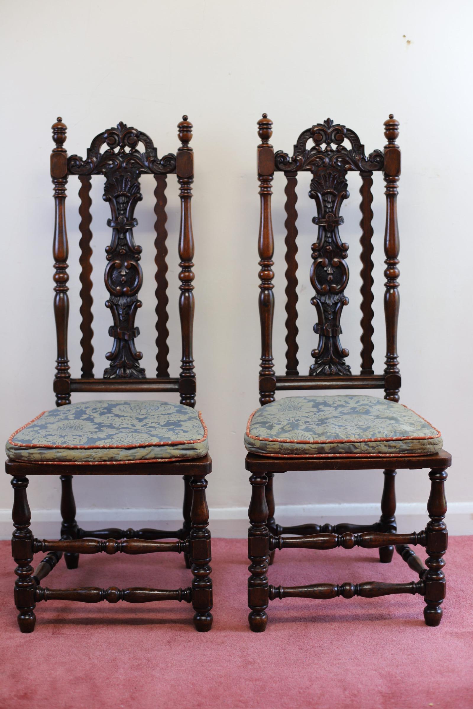Stunning Pair Of Carolean Oak Framed Hall Chairs  In Good Condition For Sale In Crawley, GB