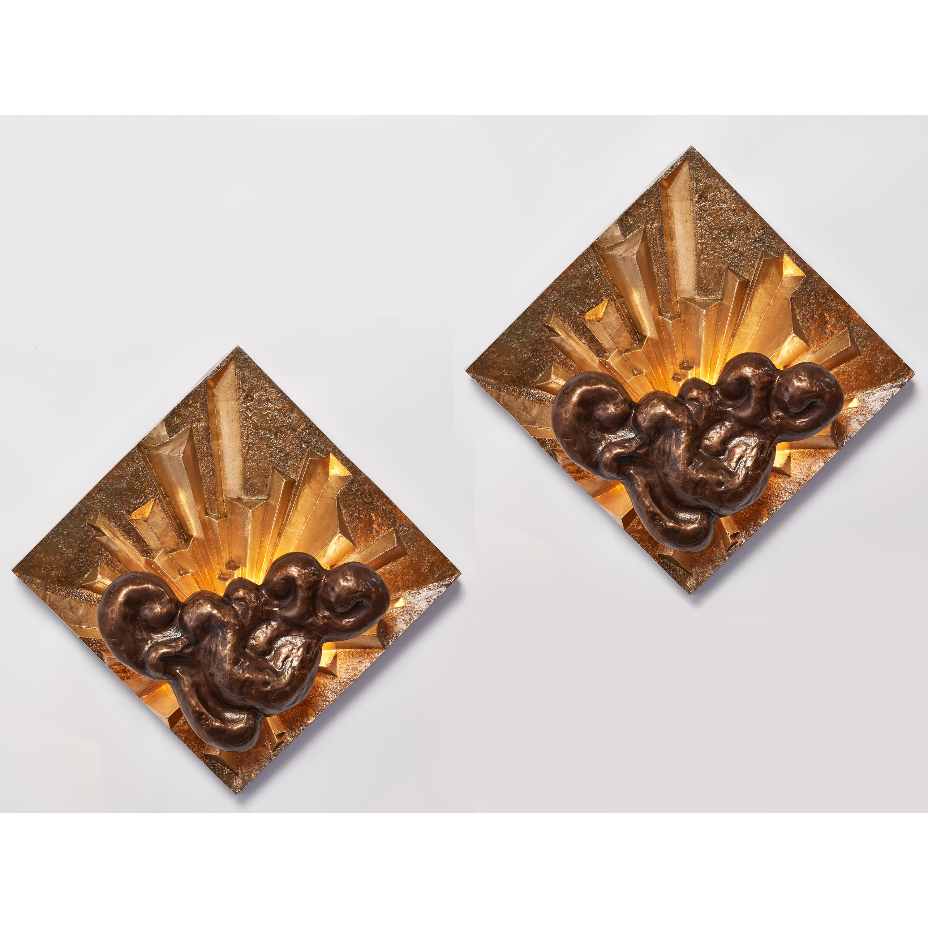 FRANKREICH, 1970er Jahre
Ein atemberaubendes und seltenes Paar wunderschön modellierter Bronzeleuchter in Hochrelief, mit kontrastierenden brünierten, gemeißelten und oxidierten Oberflächen mit Lichtblitzen, die hinter turbulenten Wolken