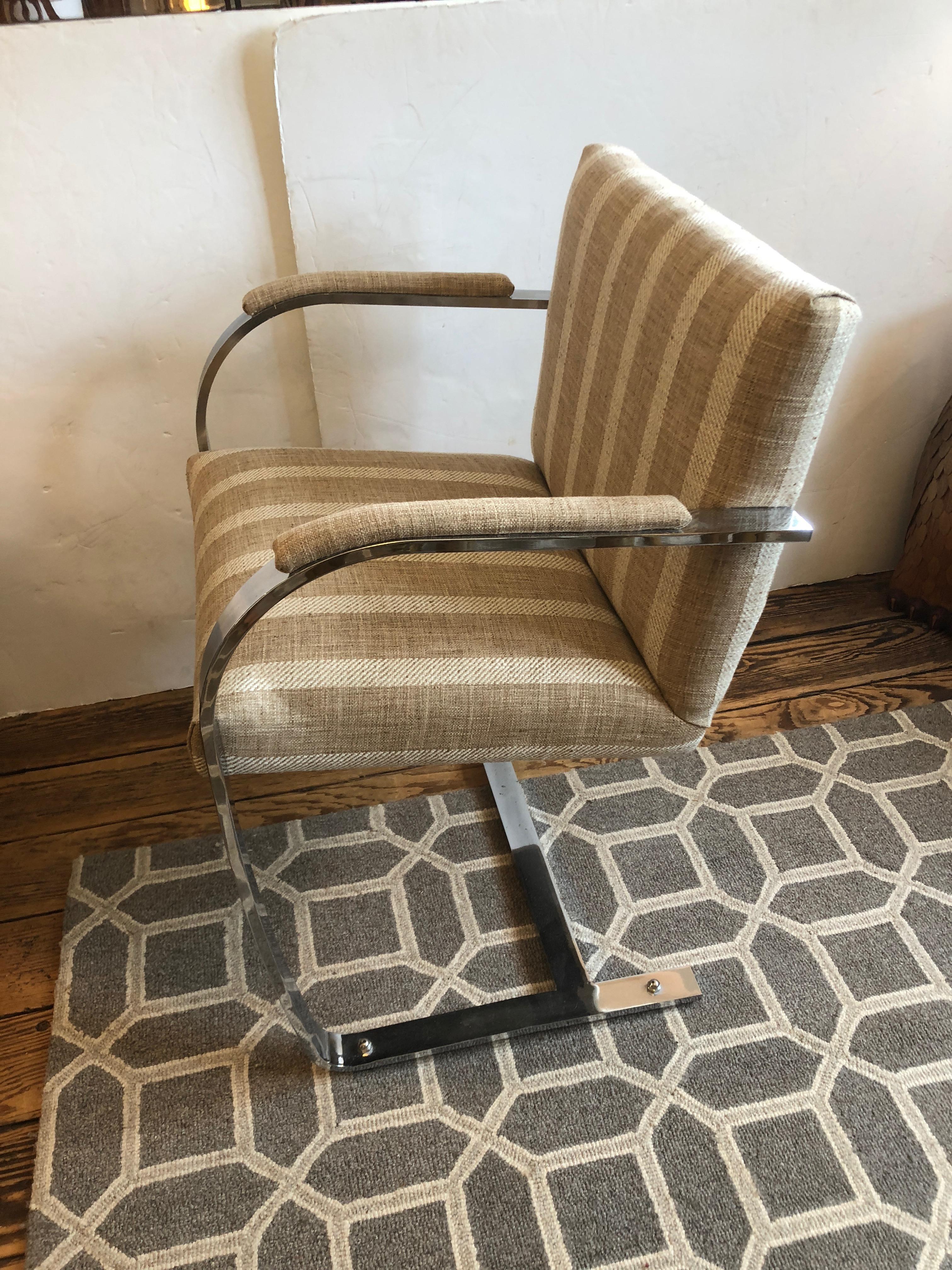 Américain Superbe paire de fauteuils chromés et tapissés de style mi-siècle moderne en vente