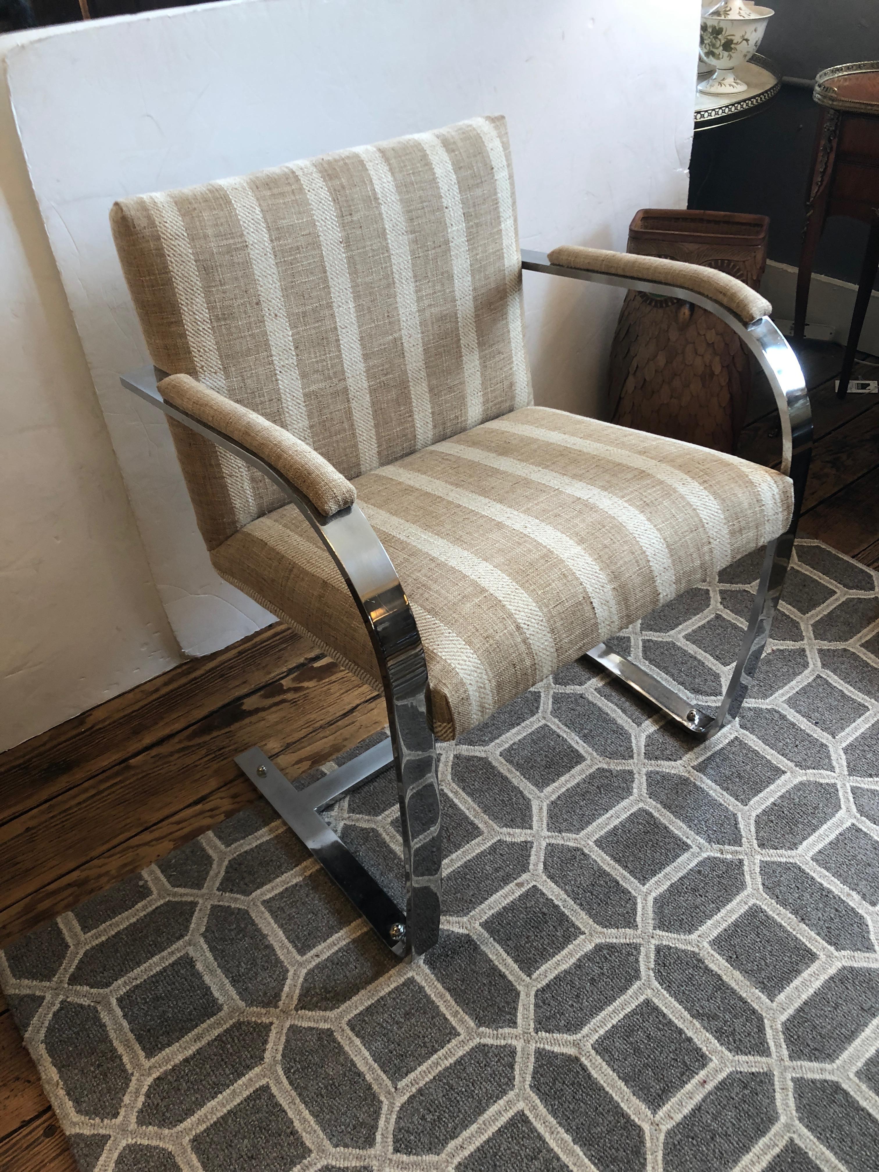 Fin du 20e siècle Superbe paire de fauteuils chromés et tapissés de style mi-siècle moderne en vente