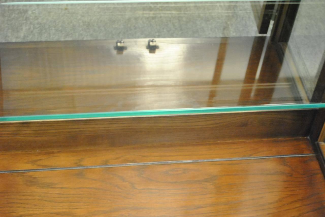 Stunning Pair of Curio Display Cabinets by Henredon For Sale 2