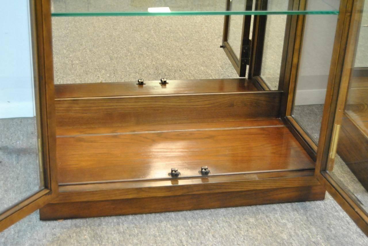 Stunning Pair of Curio Display Cabinets by Henredon For Sale 3