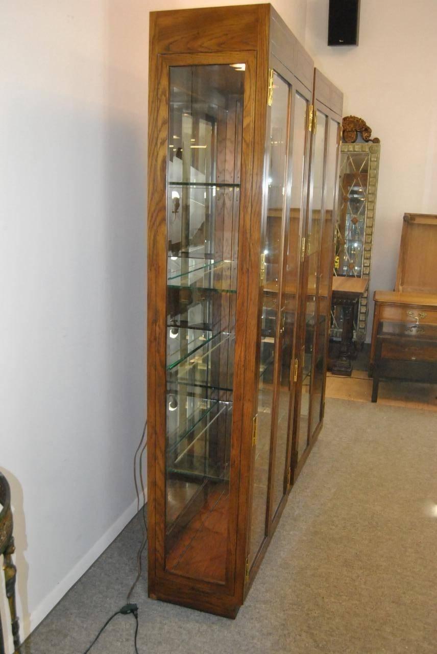 American Stunning Pair of Curio Display Cabinets by Henredon For Sale