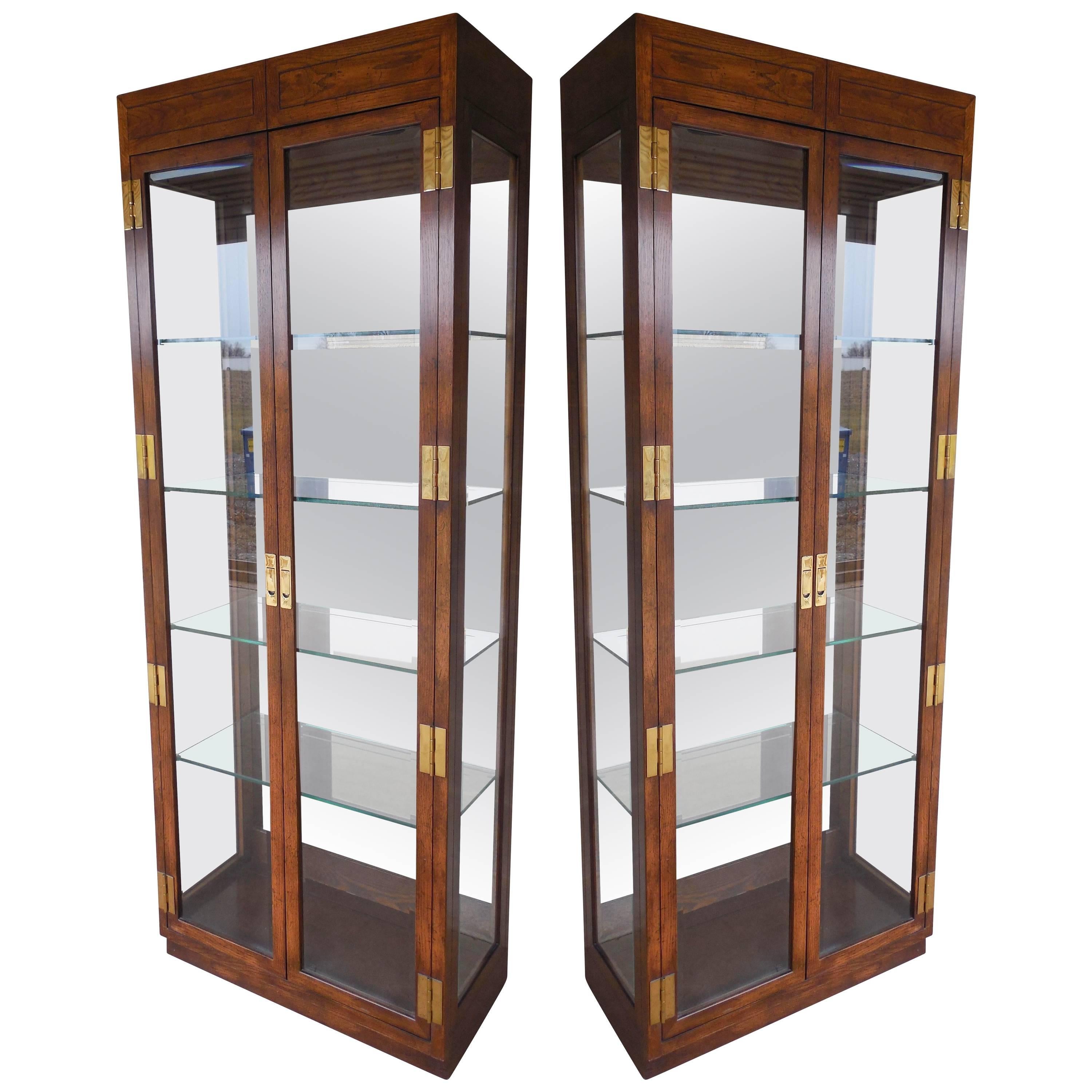 Stunning Pair of Curio Display Cabinets by Henredon For Sale