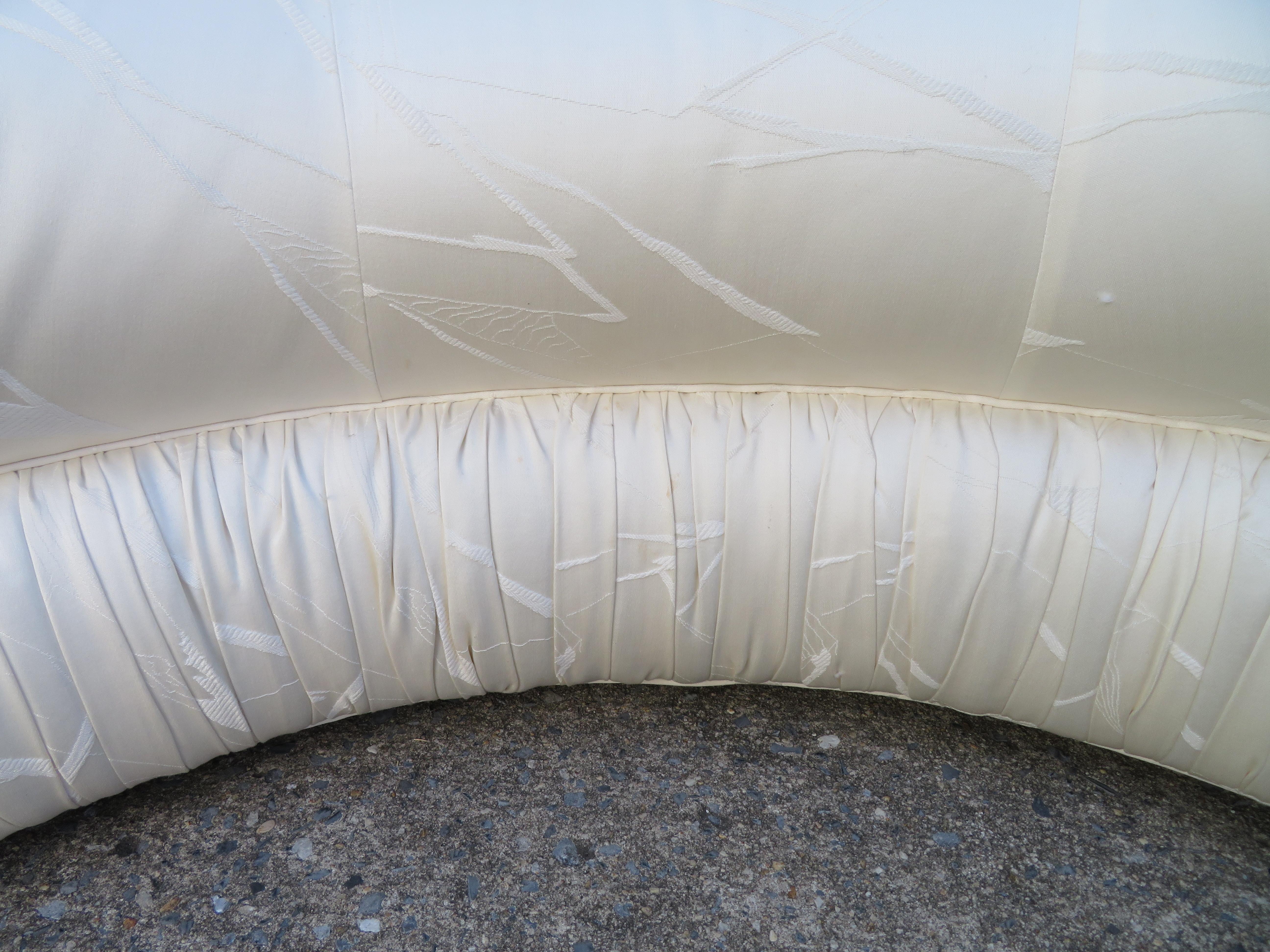 Atemberaubendes Paar geschwungener knöchelförmiger Sofas aus der Mitte des Jahrhunderts (amerikanisch) im Angebot
