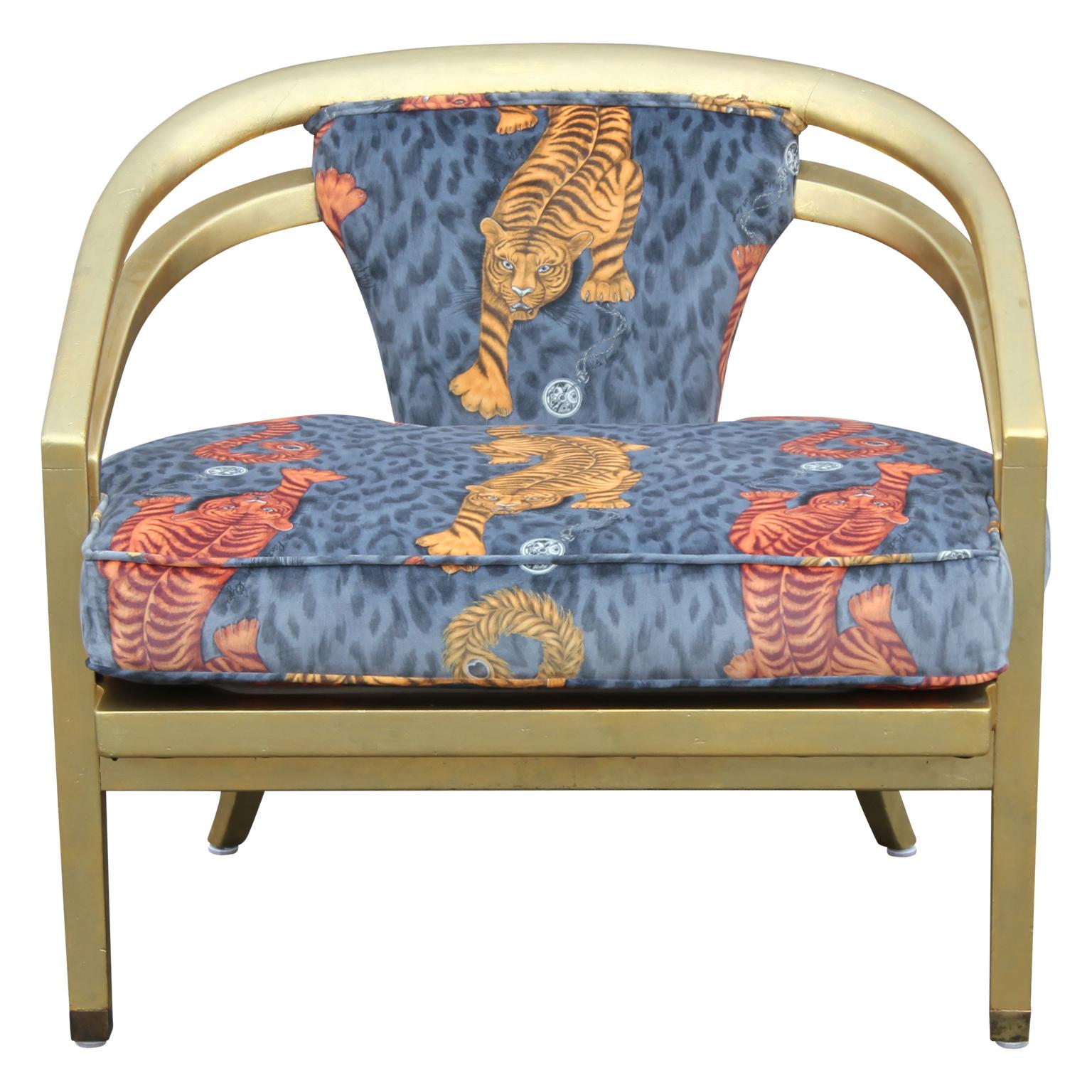Zwei brillante moderne Stühle mit 22-karätigem Blattgold und Tigerprint. Frisch gepolstert mit luxuriösem Samt von Clarke & Clark, um 1950.