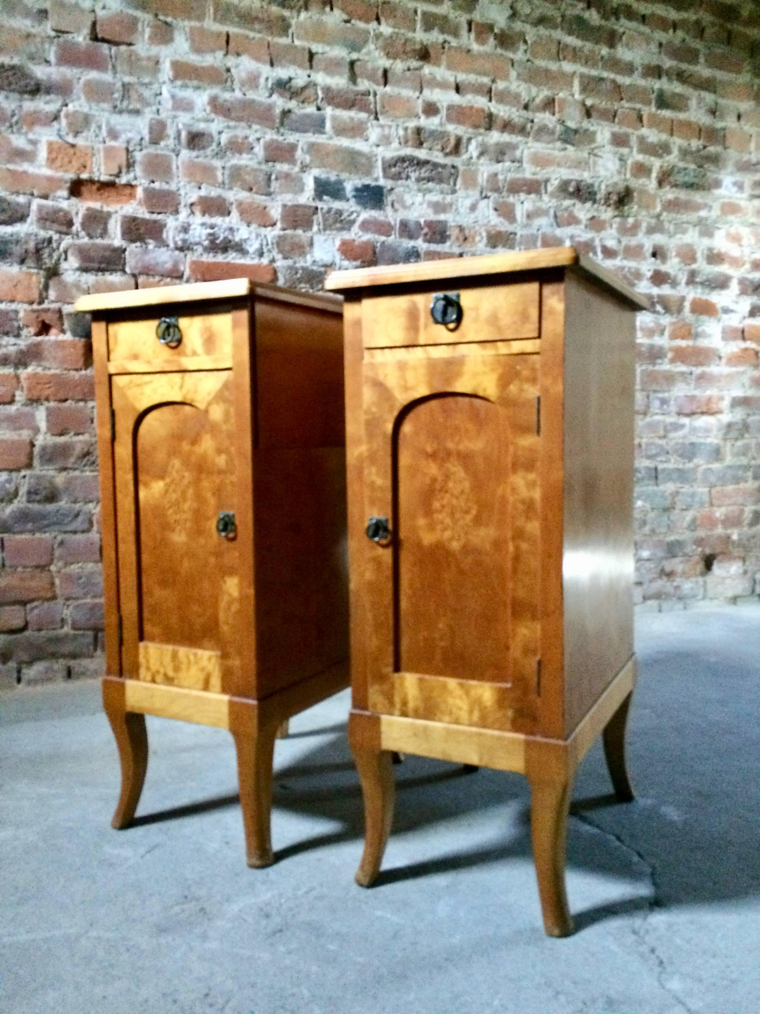 Stunning Pair of Early 20th Century French Satinwood Bedside Table Cabinets 14