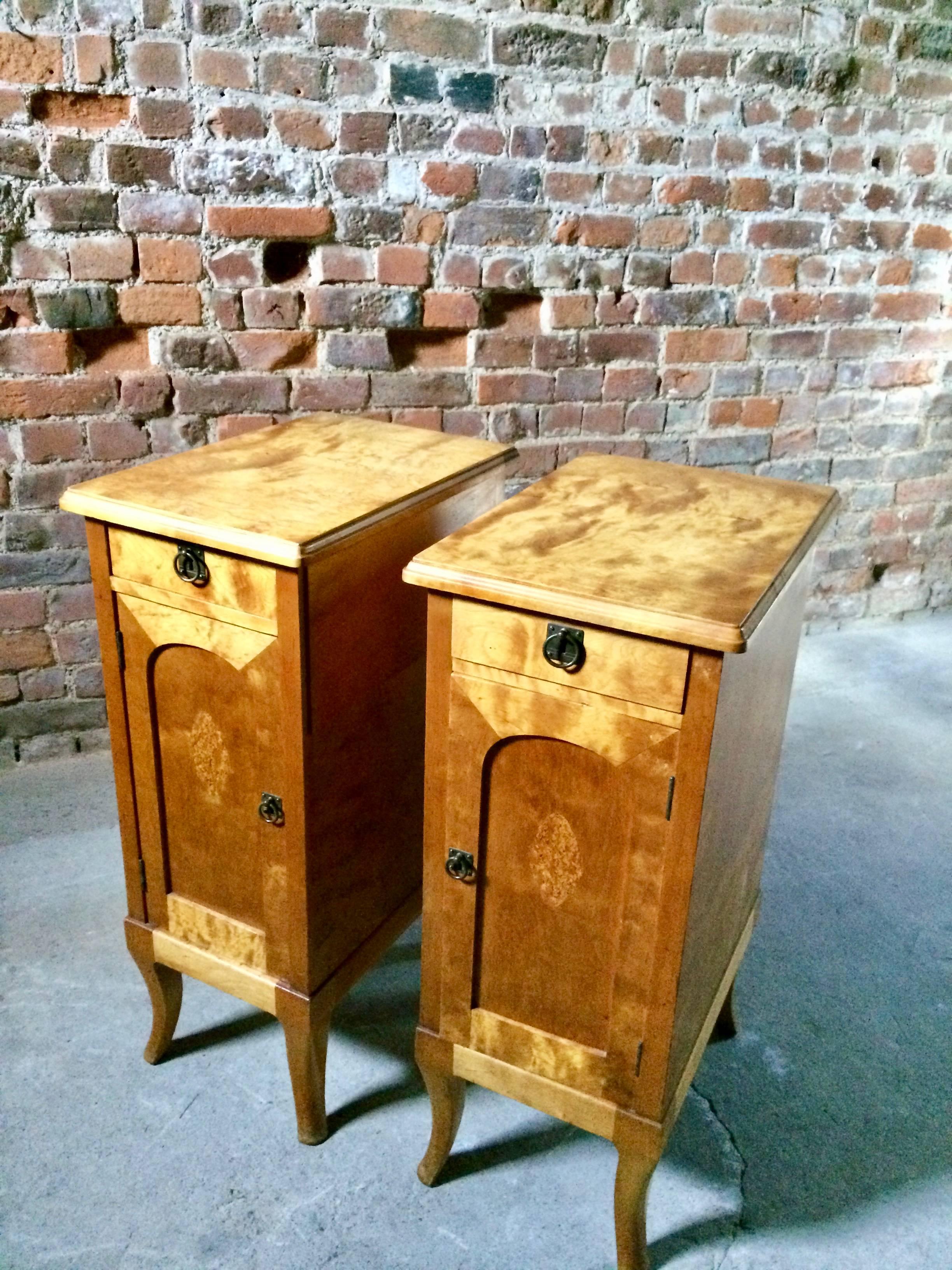 Stunning Pair of Early 20th Century French Satinwood Bedside Table Cabinets 15