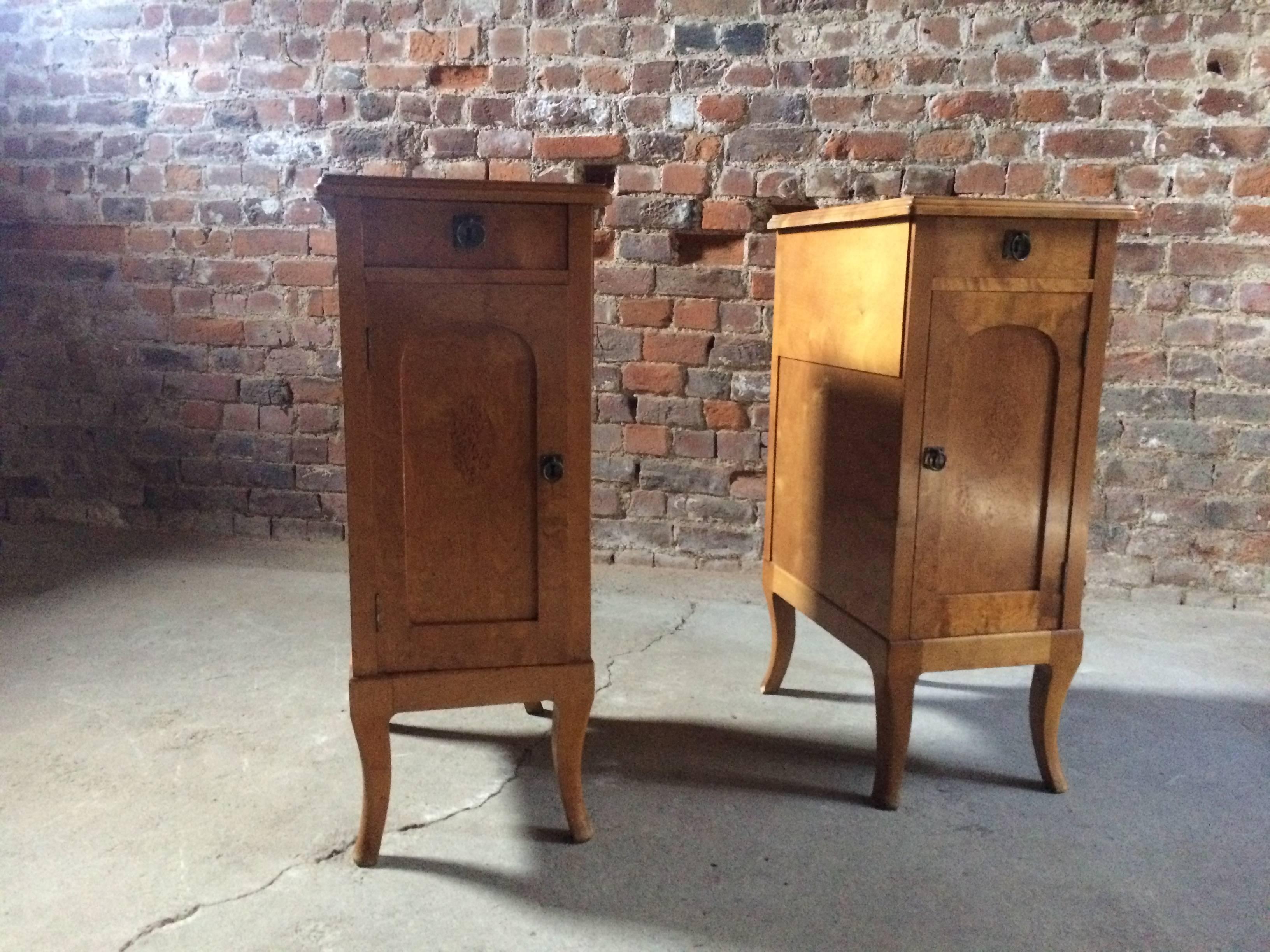 Stunning Pair of Early 20th Century French Satinwood Bedside Table Cabinets In Good Condition In Longdon, Tewkesbury