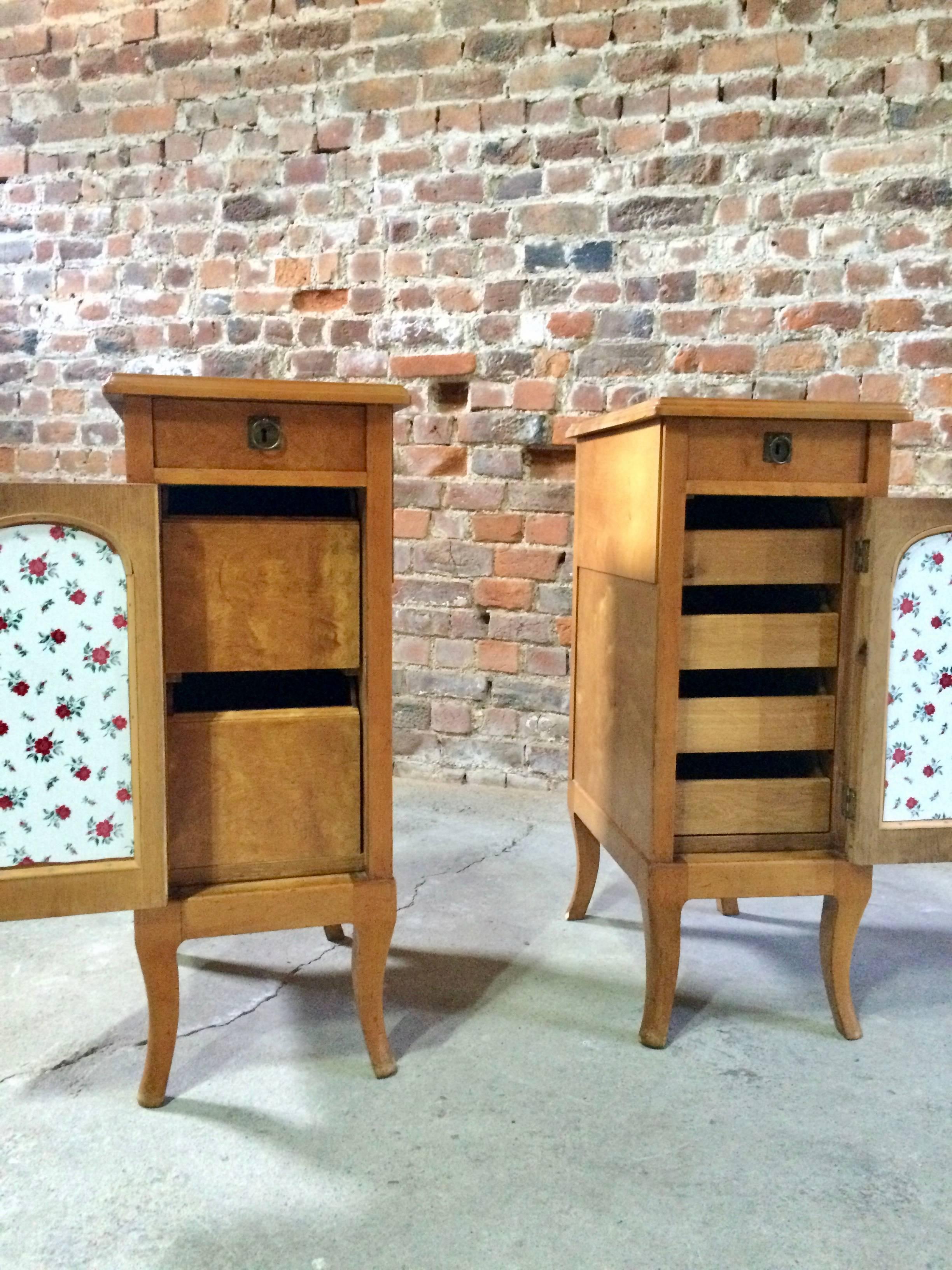 Stunning Pair of Early 20th Century French Satinwood Bedside Table Cabinets 4