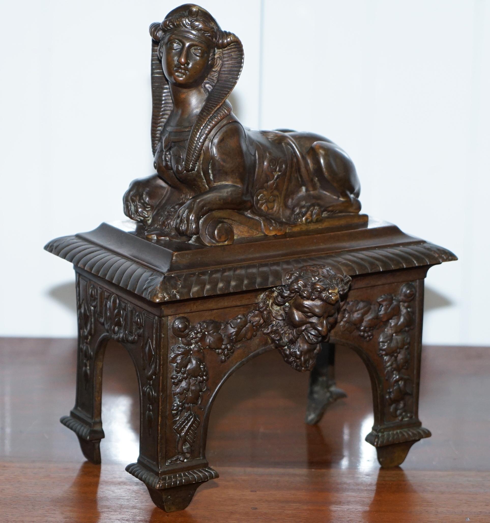 Superbe paire de chenets en bronze français du début de l'ère Louis XVI avec sphinx couché 7