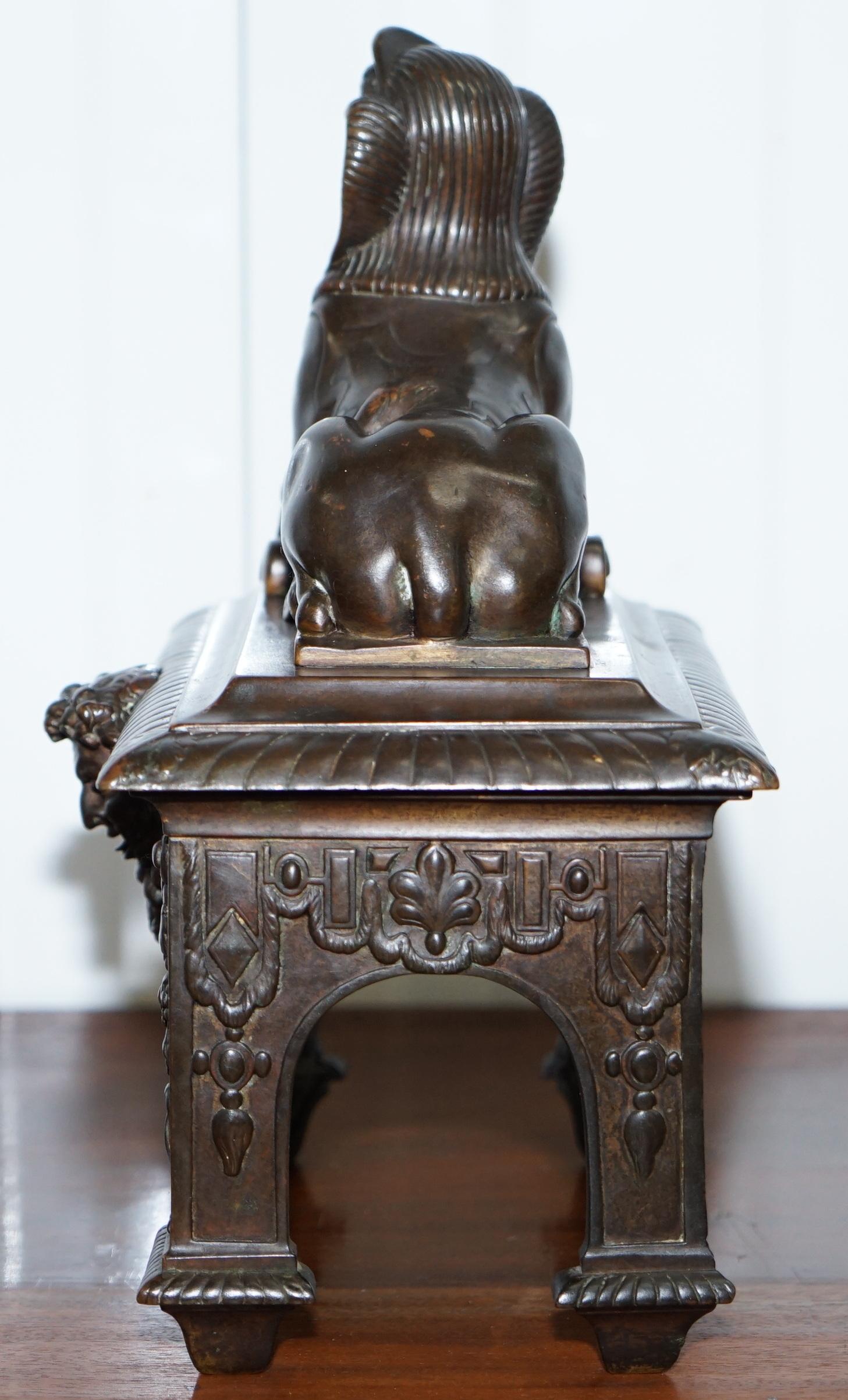 Superbe paire de chenets en bronze français du début de l'ère Louis XVI avec sphinx couché 15