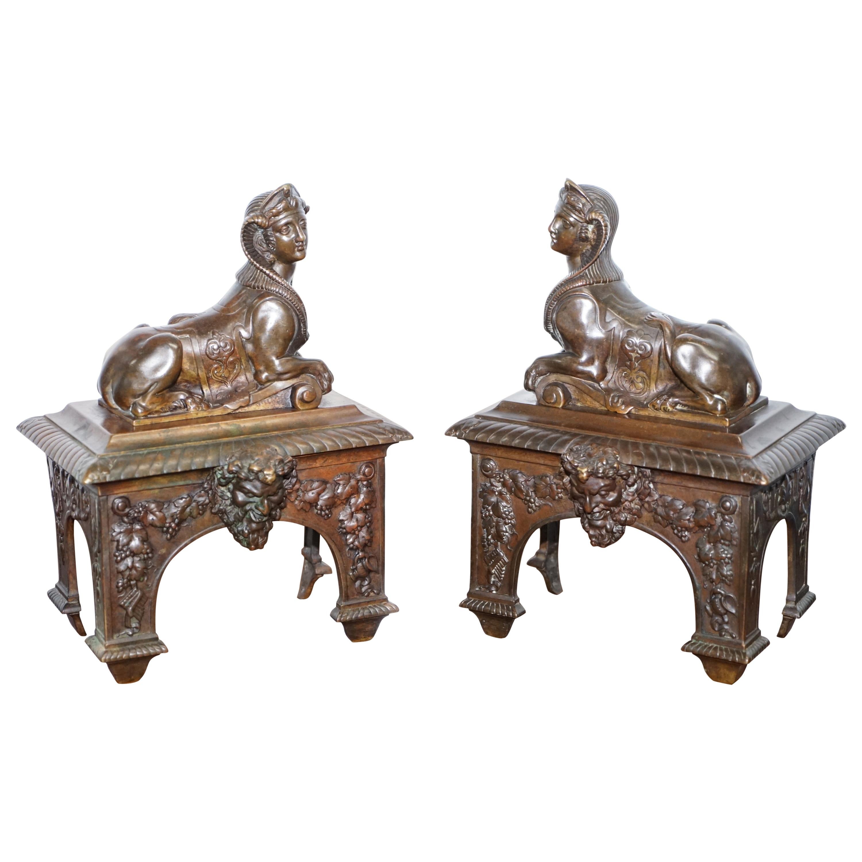 Superbe paire de chenets en bronze français du début de l'ère Louis XVI avec sphinx couché