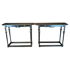 Splendida coppia di tavoli da console spagnoli ebanizzati con decorazioni in bronzo