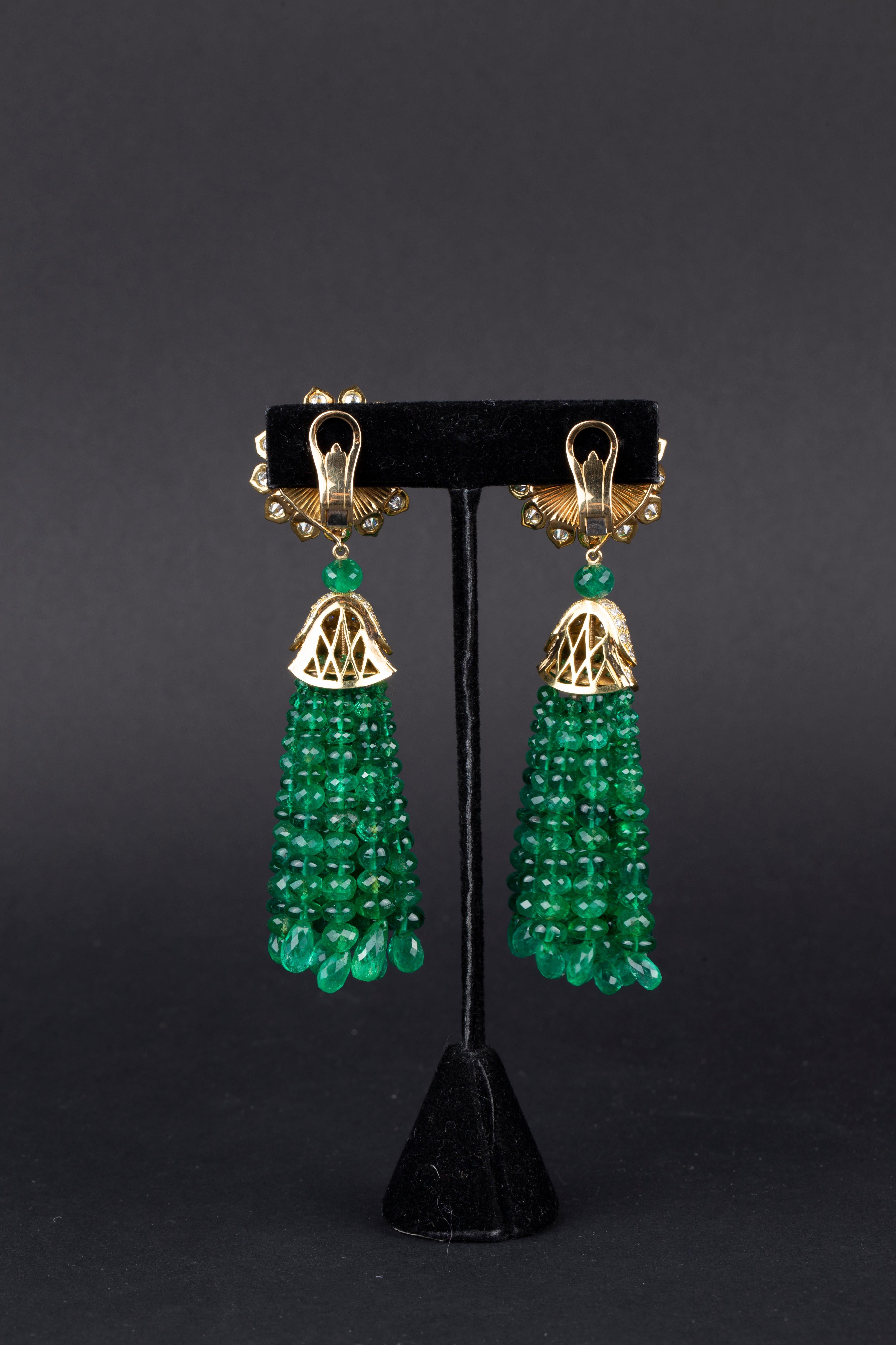 Une impressionnante paire de perles d'émeraude et de pendentifs d'oreille en diamants montés sur de l'or jaune 18 carats. Fabriquée en Italie vers 1970. La partie supérieure est détachable et peut être portée séparément.

Au total, 250 carats