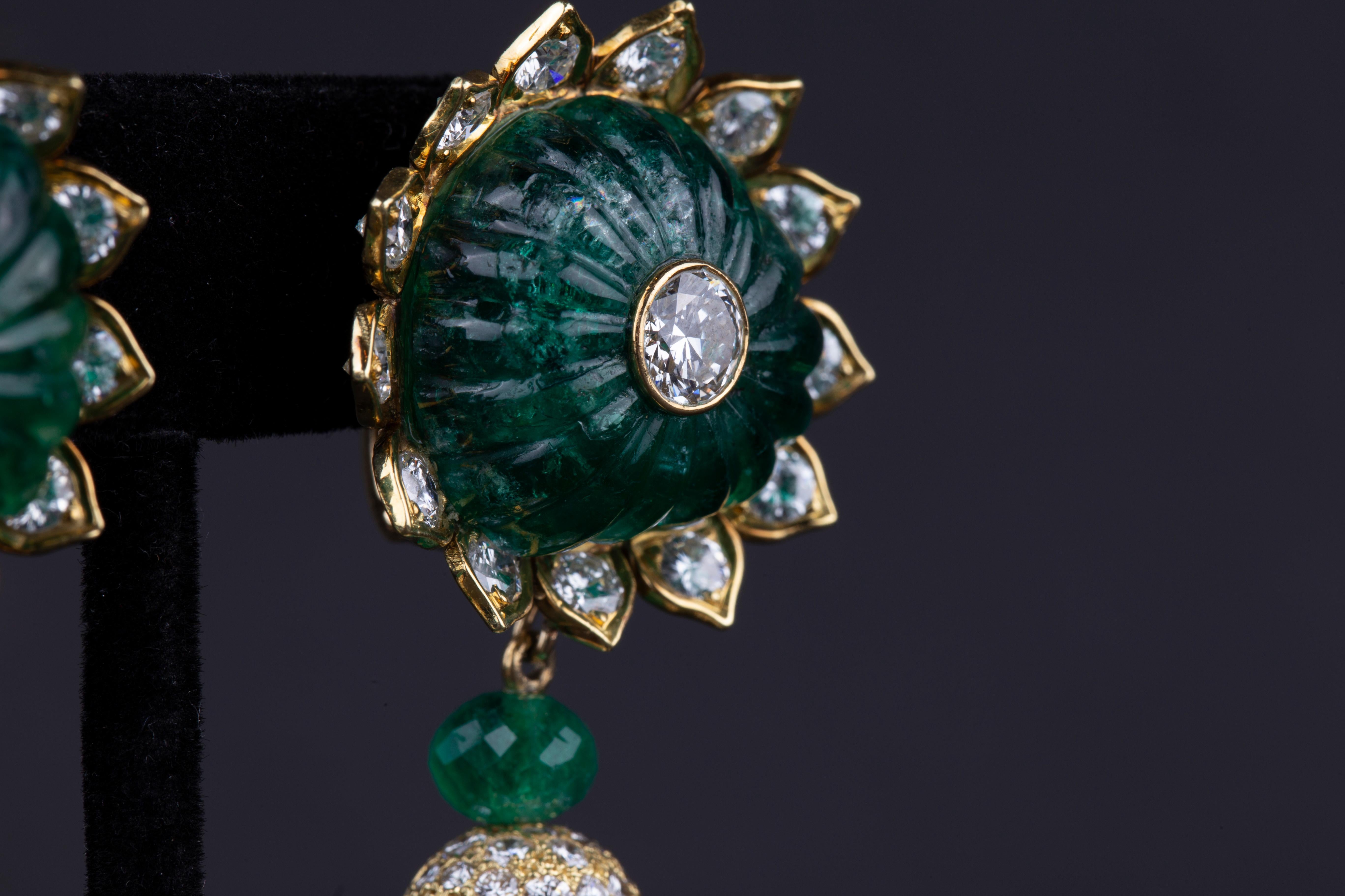 Atemberaubendes Paar Smaragdperlen und Diamant-Ohrhänger (Perle) im Angebot