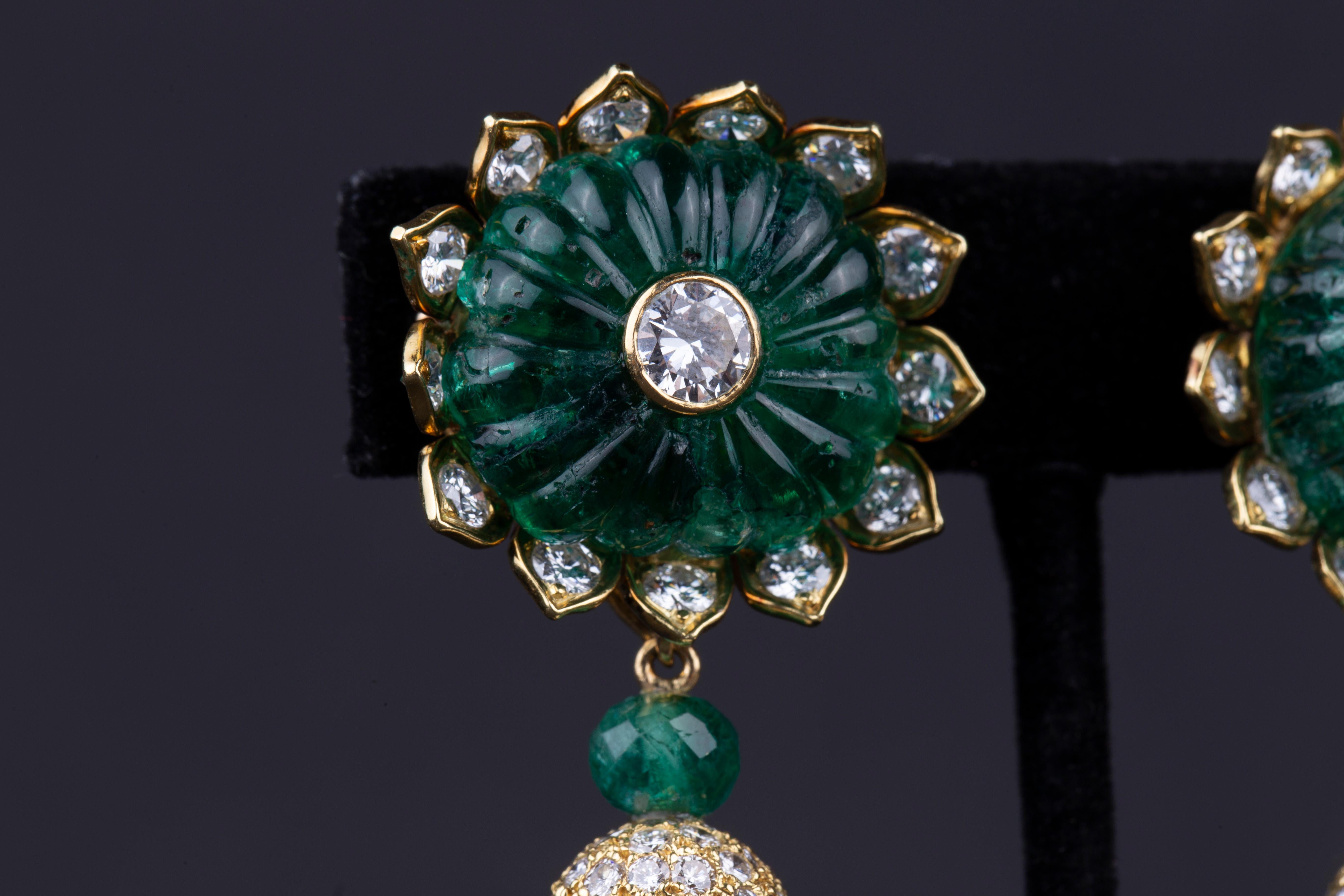 Atemberaubendes Paar Smaragdperlen und Diamant-Ohrhänger im Zustand „Hervorragend“ im Angebot in New York, NY