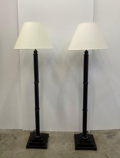 Atemberaubendes Paar Holz-Stehlampen aus Kunstbambus mit schwarzer Oberfläche