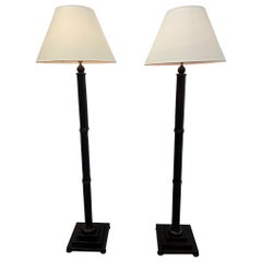 Impresionante Pareja de Lámparas de Pie de Madera de Bambú Faux con Acabado Negro