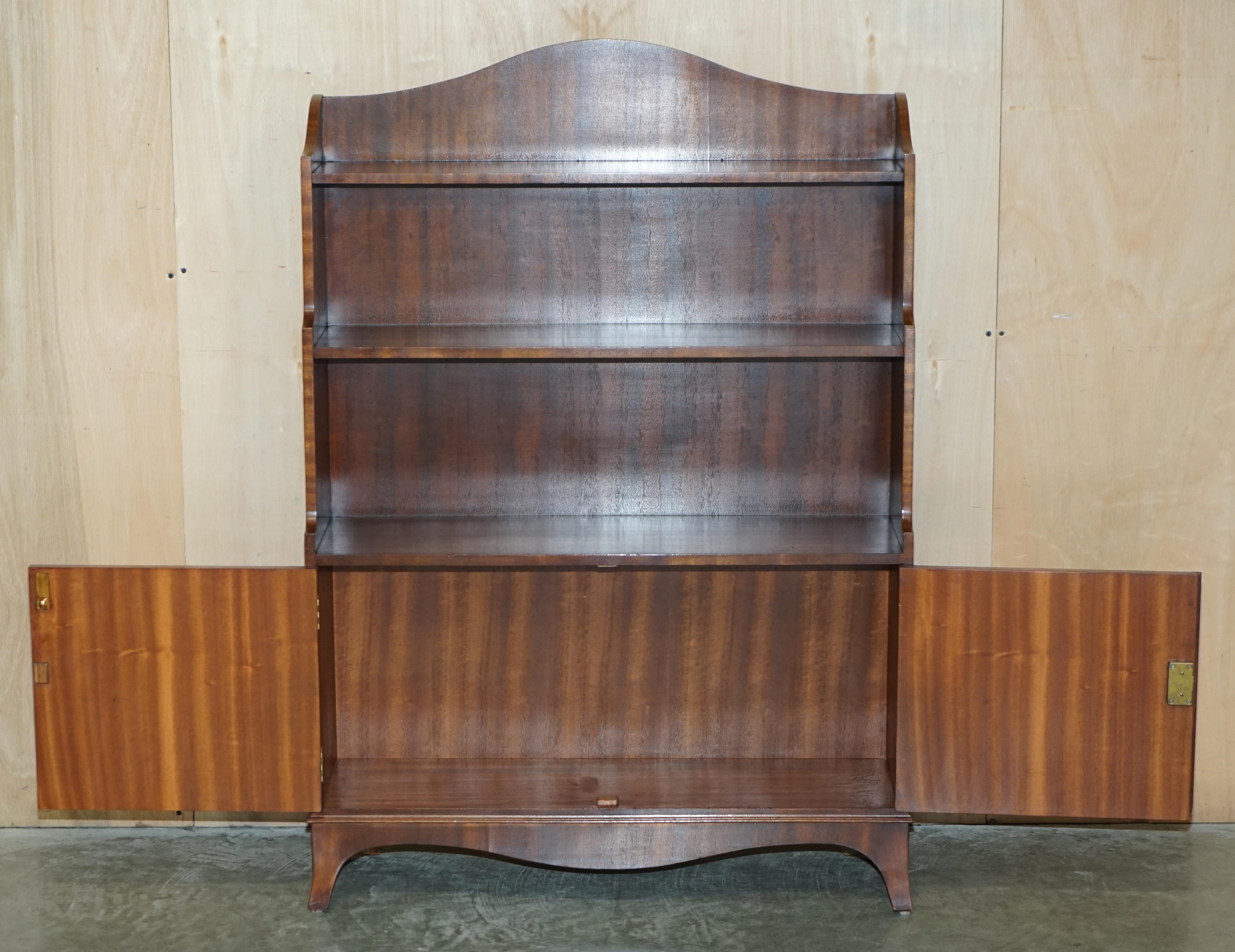Stunning Pair of Flamed Hardwood Dwarf Waterfall Open Library Bookcases Cupboard For Sale 12