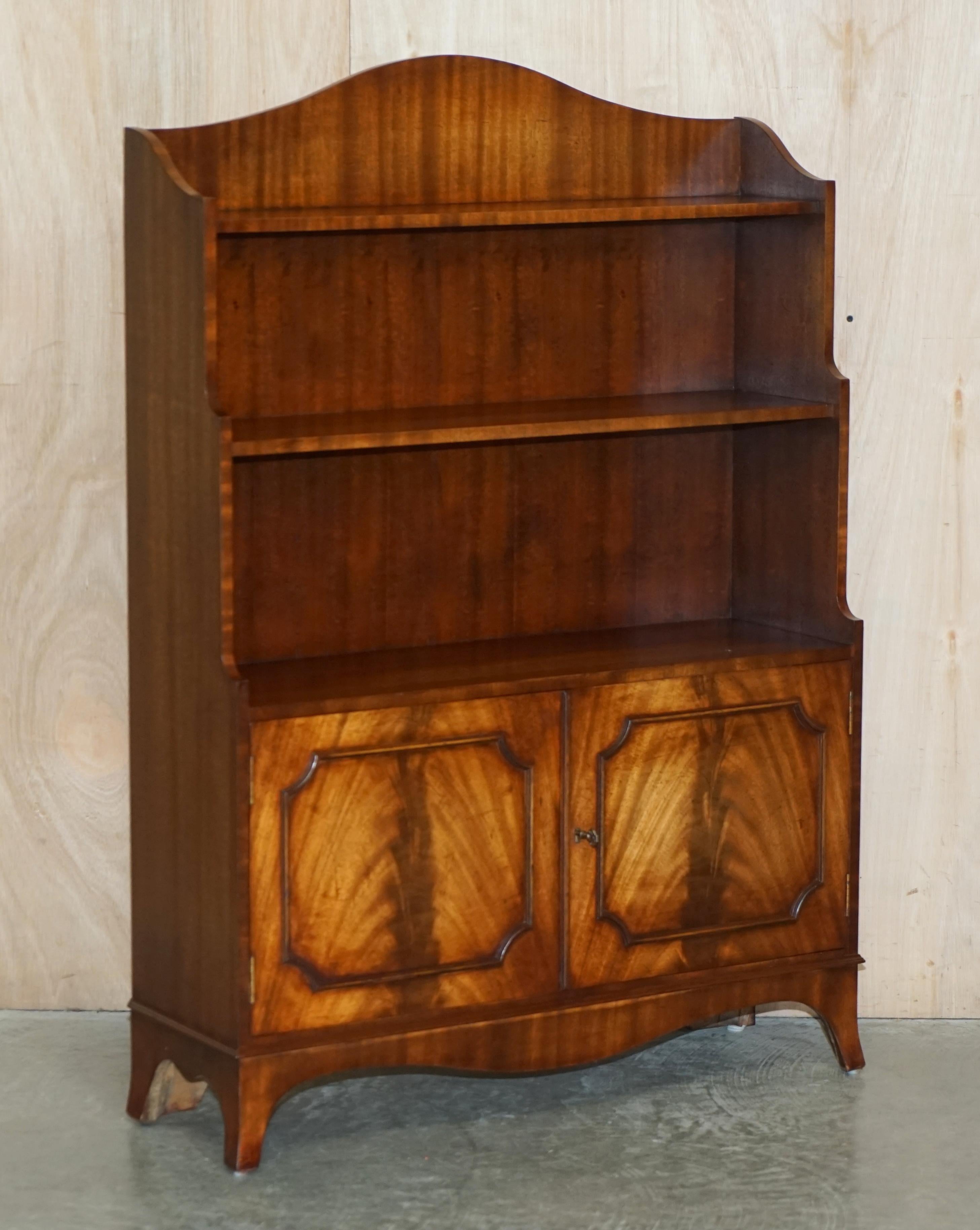 We are delighted to offer for sale this absolutely stunning pair of circa 1950 Flamed Mahogany dwarf open Library bookcases cupboard bases.

A very good looking and well-made pair, extremely decorative and very rare to find a perfect matching