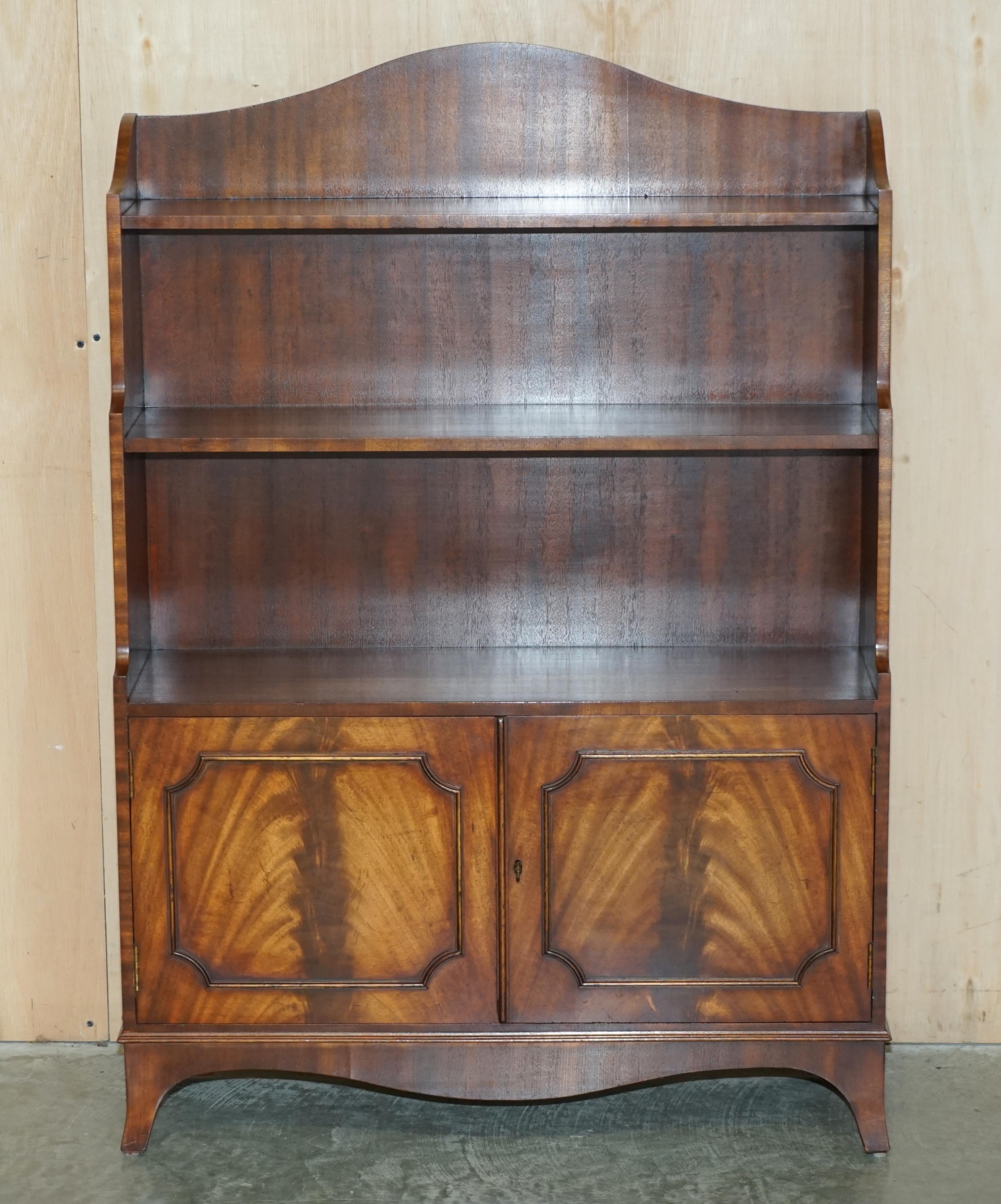 Mid-Century Modern Stunning Pair of Flamed Hardwood Dwarf Waterfall Open Library Bookcases Cupboard For Sale