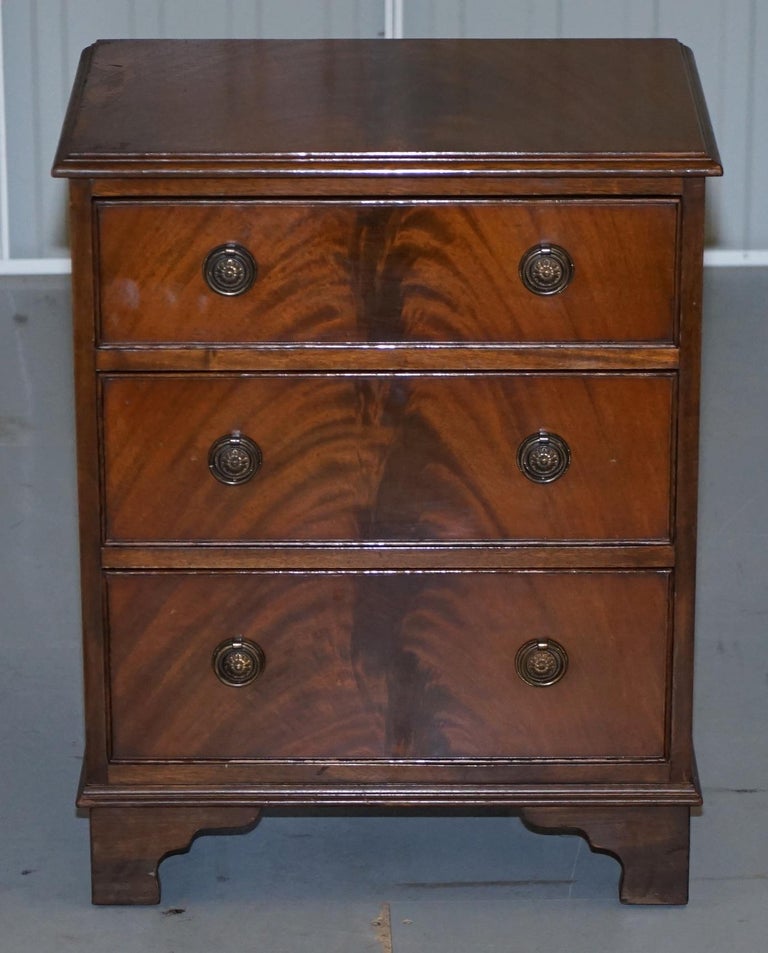 Stunning Pair of Flamed Hardwood Bedside Lamp Wine Table Sized Chests of Drawers For Sale 6