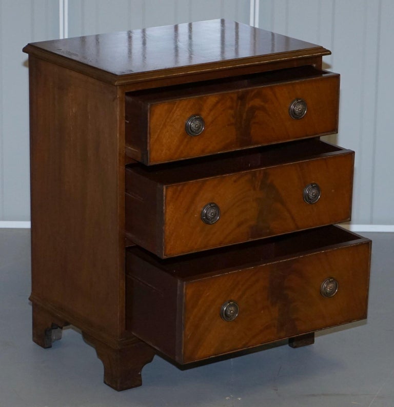 Stunning Pair of Flamed Hardwood Bedside Lamp Wine Table Sized Chests of Drawers For Sale 12
