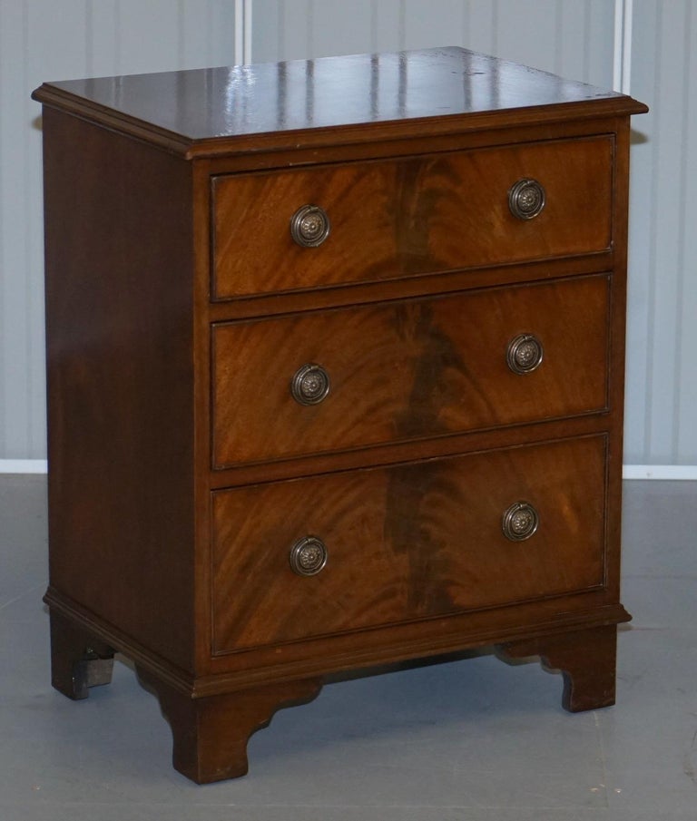 We are delighted to offer for sale this stunning pair of flamed mahogany bedside table sized chests of drawers made in the Georgian manor

A very good looking and well made pair in lovely order, they have a flamed mahogany finish and early