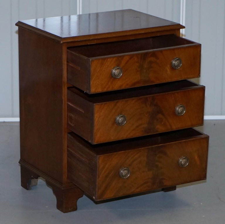 Stunning Pair of Flamed Hardwood Bedside Lamp Wine Table Sized Chests of Drawers For Sale 2