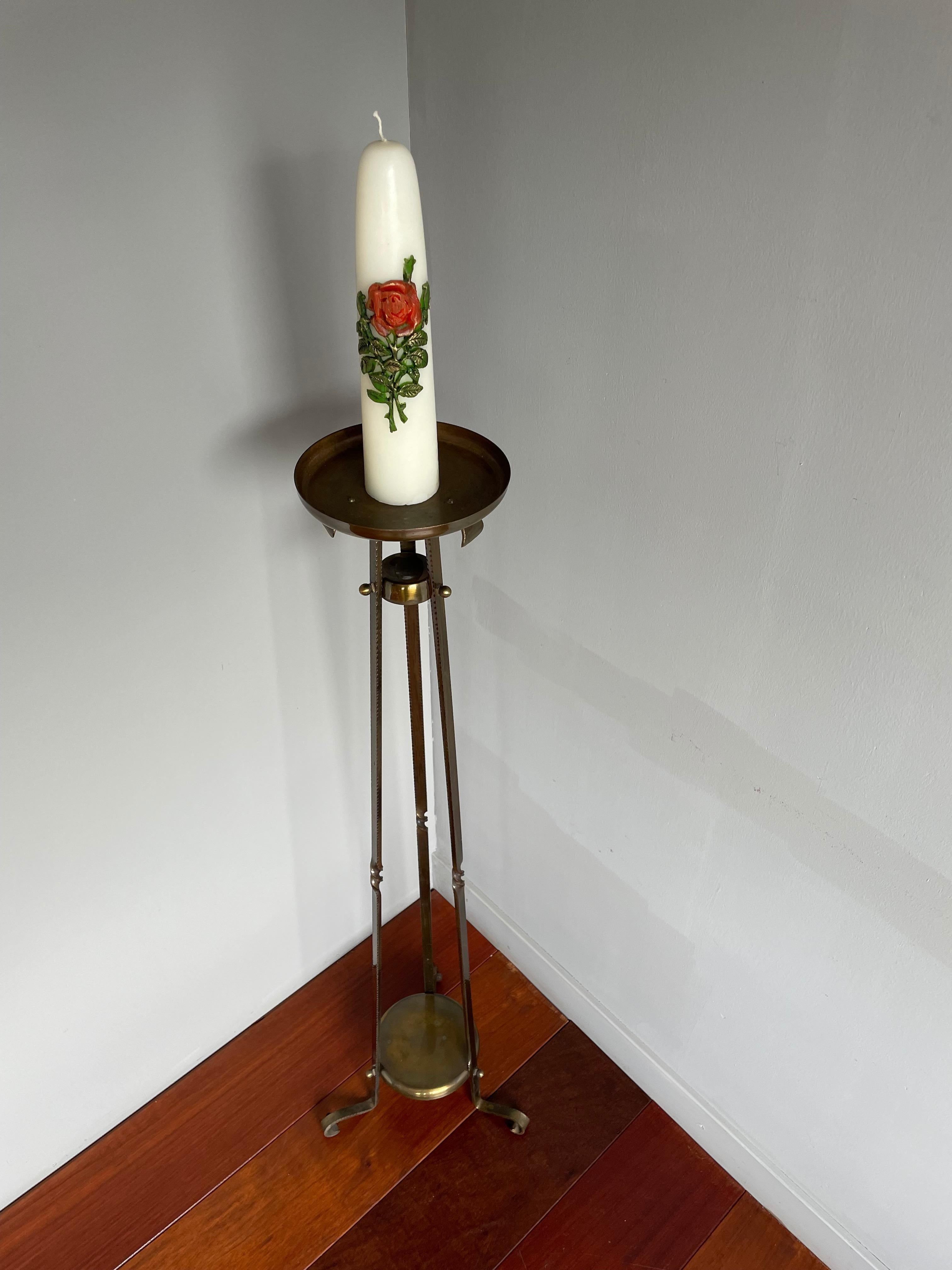 Atemberaubendes Paar geschmiedeter Messing Arts and Crafts Kirchen-Altar-Kerzenständer im Angebot 13