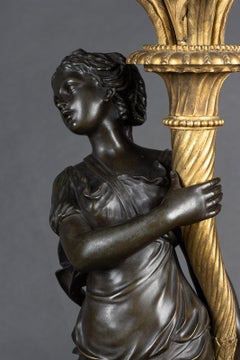 Splendida coppia di candelabri francesi in bronzo D'oré del XIX secolo con figure femminili