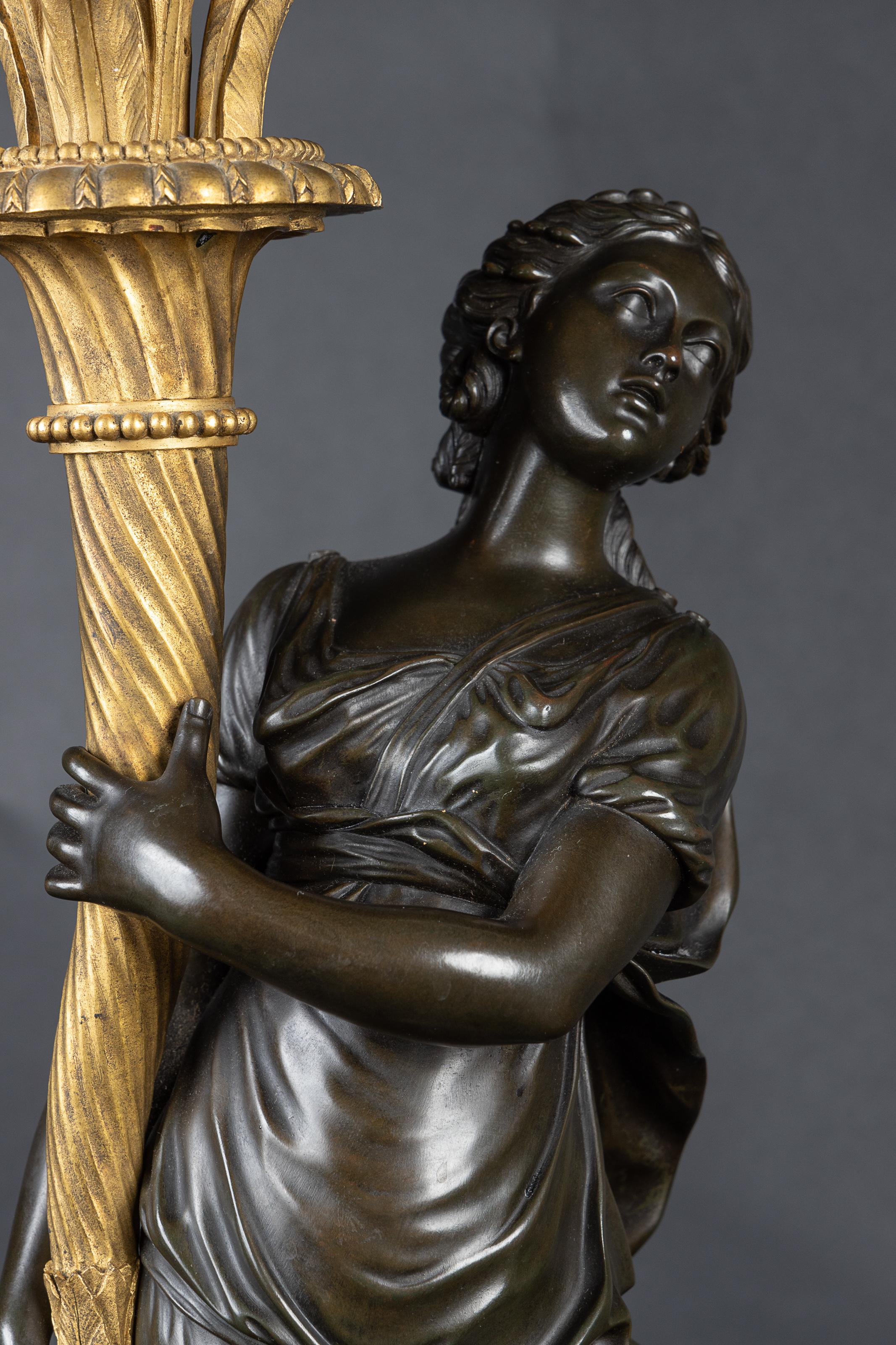 Francese Splendida coppia di candelabri francesi in bronzo D'oré del XIX secolo con figure femminili in vendita
