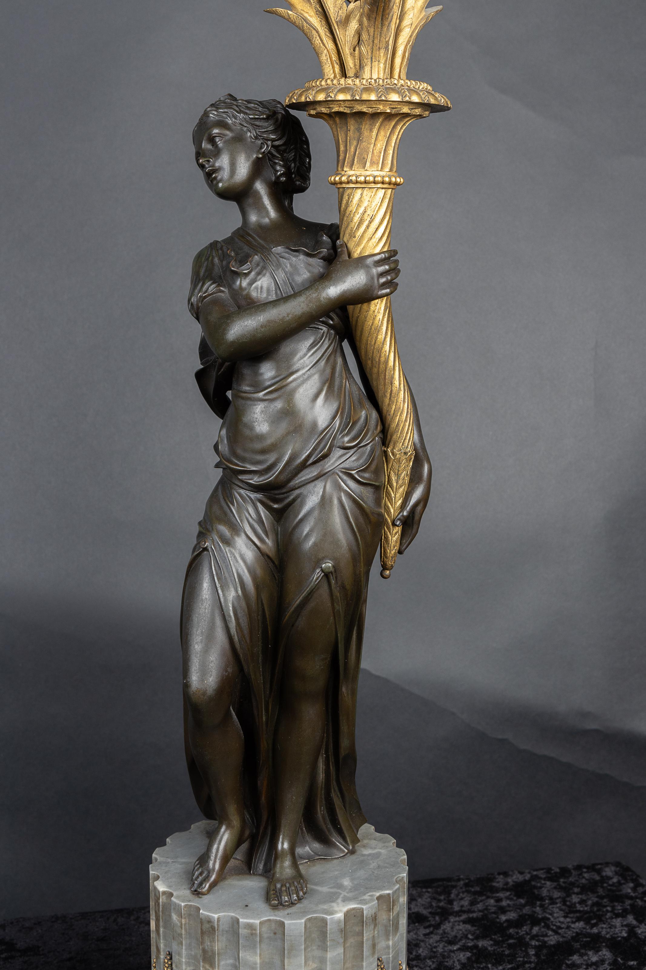 Placcato oro Splendida coppia di candelabri francesi in bronzo D'oré del XIX secolo con figure femminili in vendita