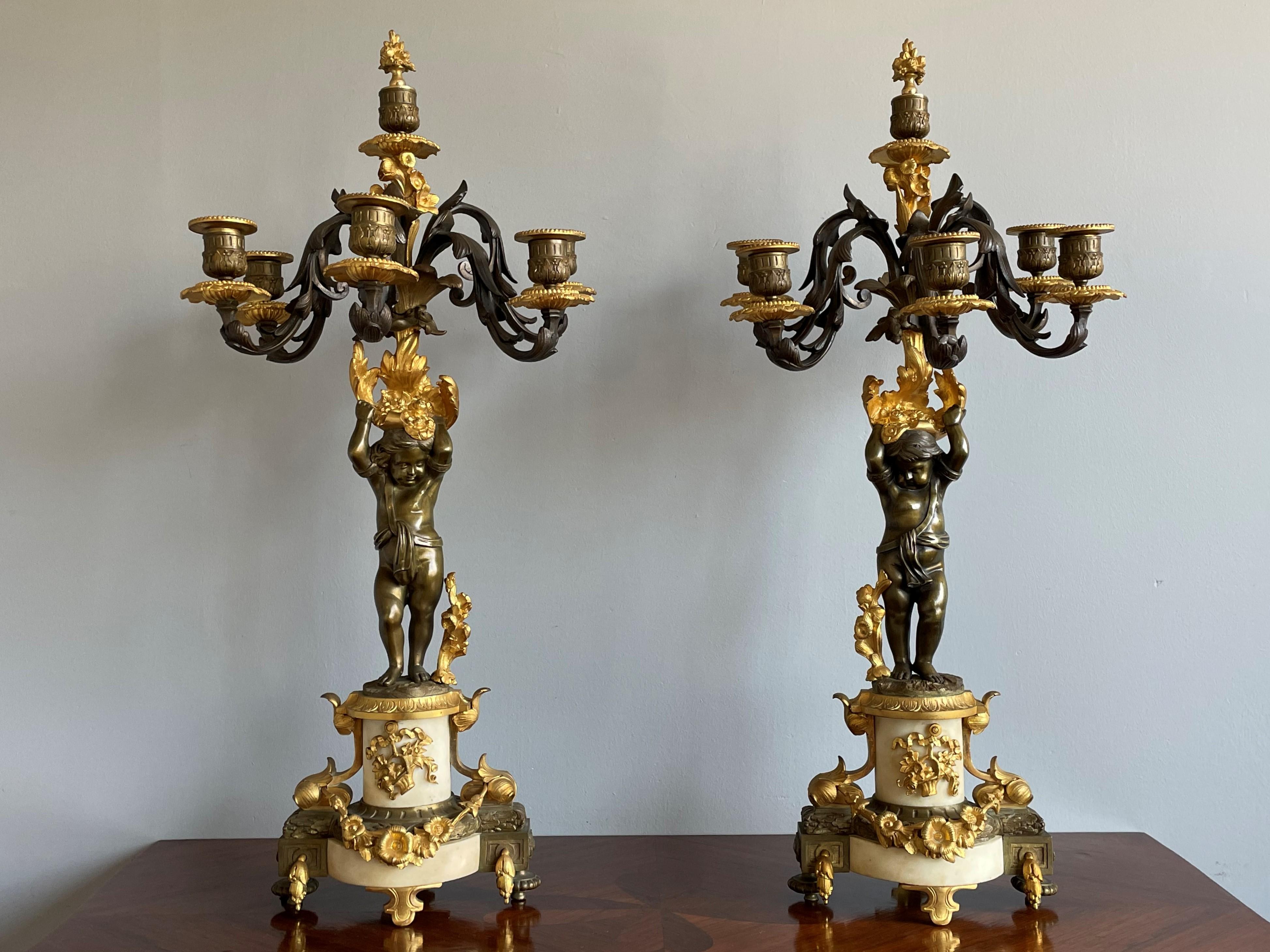 Atemberaubendes Paar französischer Kerzenkandelaber aus vergoldeter Bronze und Marmor im Louis-XVI.-Stil im Angebot 3