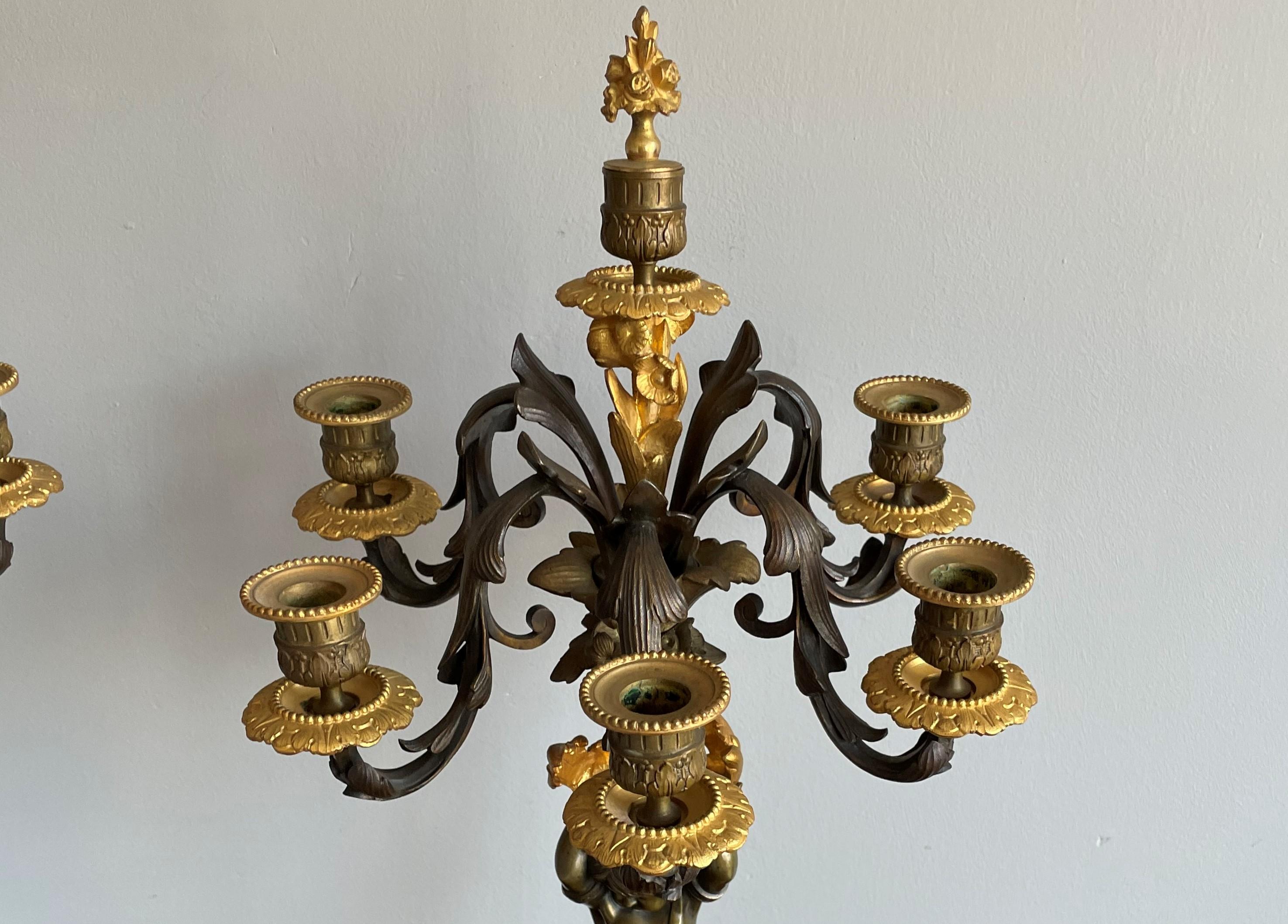 Atemberaubendes Paar französischer Kerzenkandelaber aus vergoldeter Bronze und Marmor im Louis-XVI.-Stil im Angebot 4