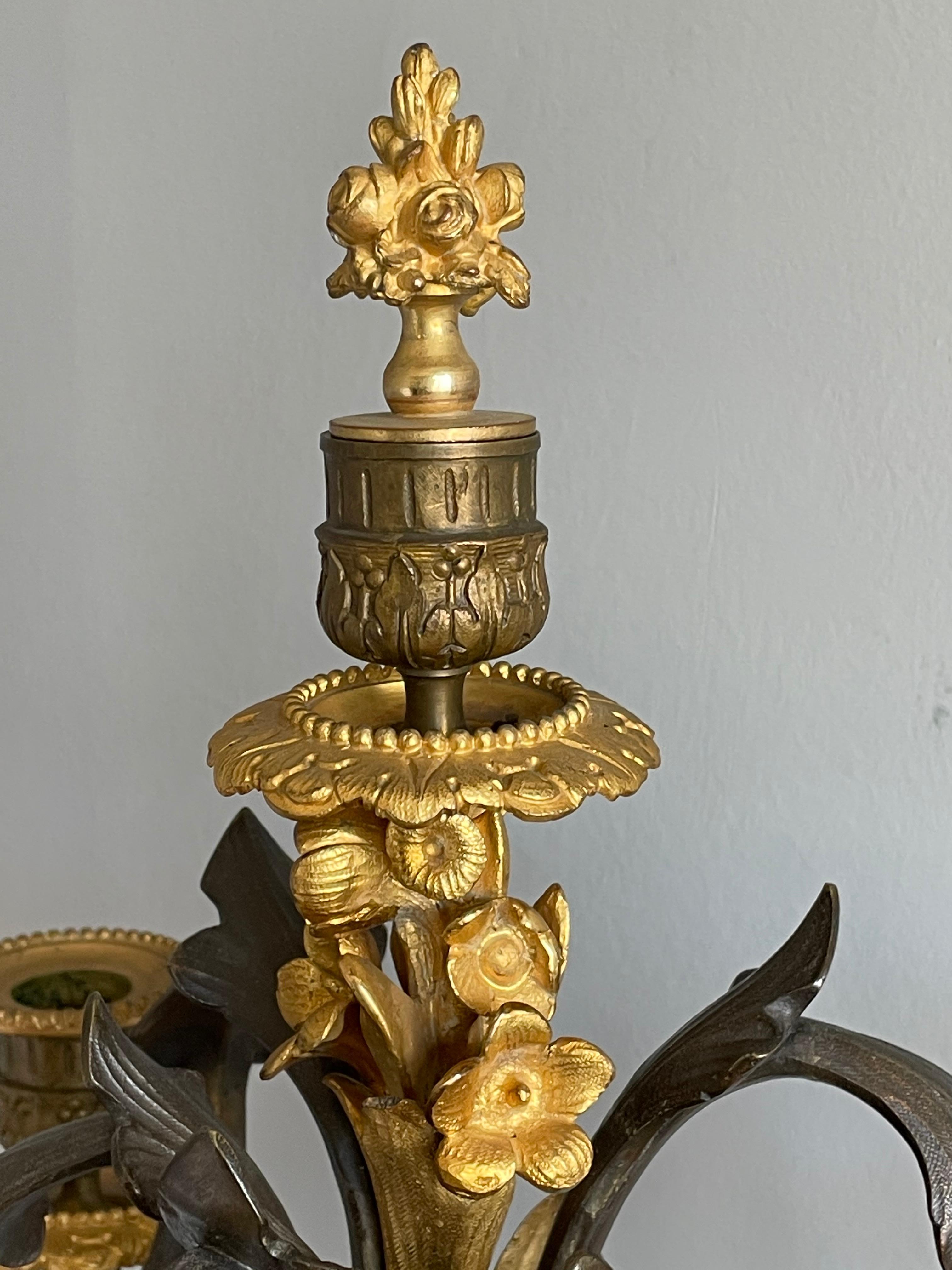 Atemberaubendes Paar französischer Kerzenkandelaber aus vergoldeter Bronze und Marmor im Louis-XVI.-Stil im Angebot 5