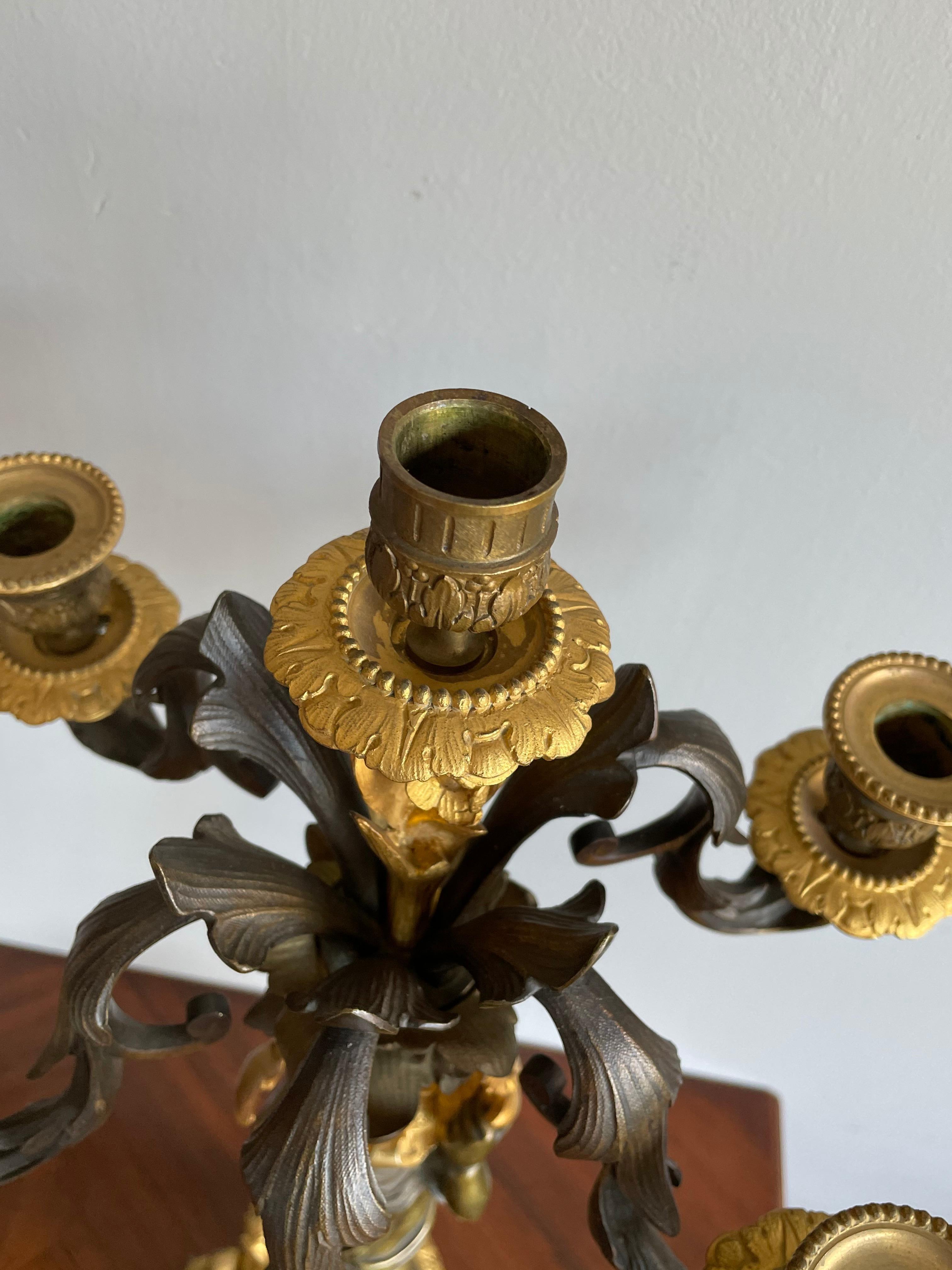 Atemberaubendes Paar französischer Kerzenkandelaber aus vergoldeter Bronze und Marmor im Louis-XVI.-Stil im Angebot 6