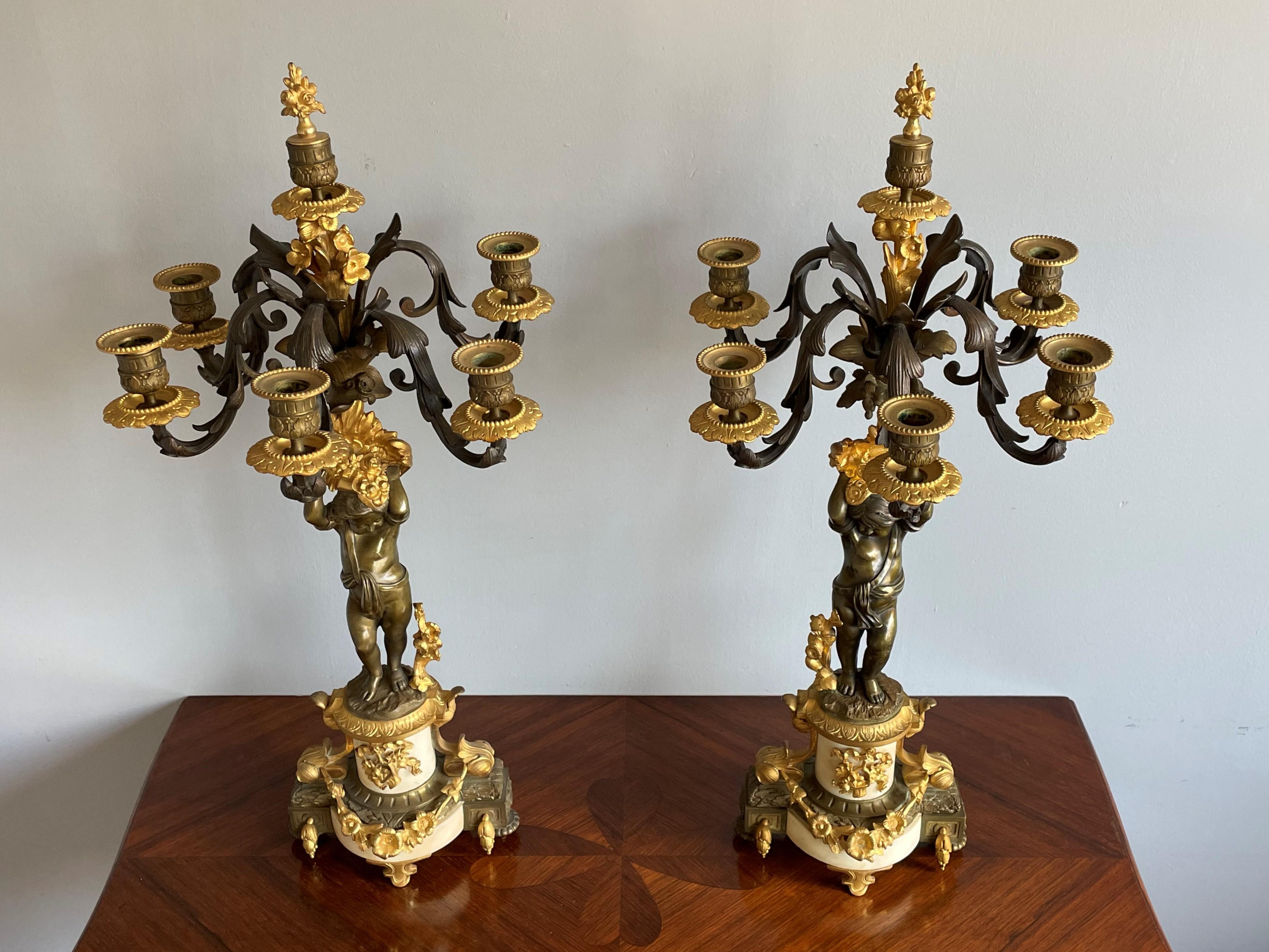 Atemberaubendes Paar französischer Kerzenkandelaber aus vergoldeter Bronze und Marmor im Louis-XVI.-Stil im Angebot 7