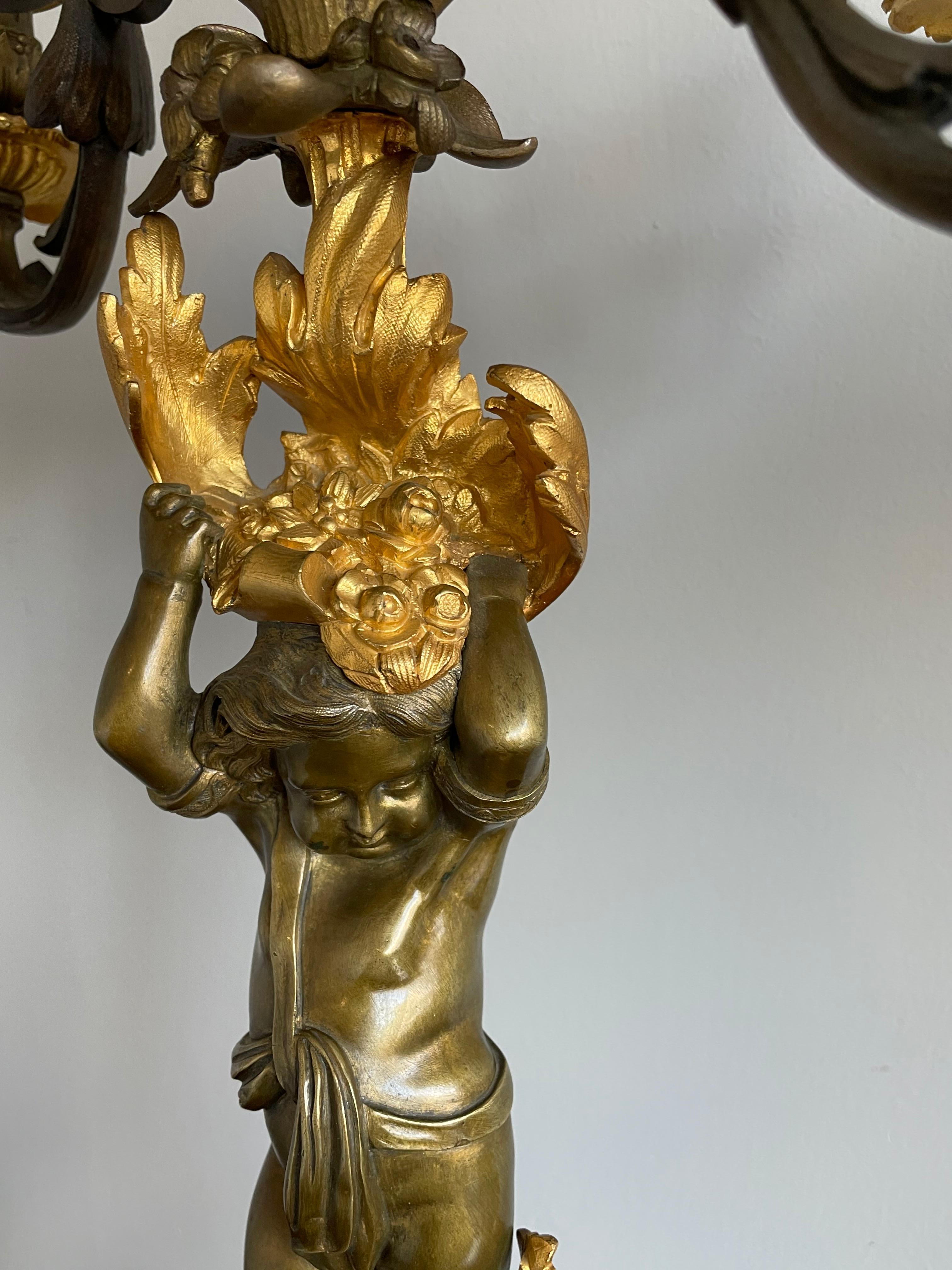 Atemberaubendes Paar französischer Kerzenkandelaber aus vergoldeter Bronze und Marmor im Louis-XVI.-Stil (19. Jahrhundert) im Angebot