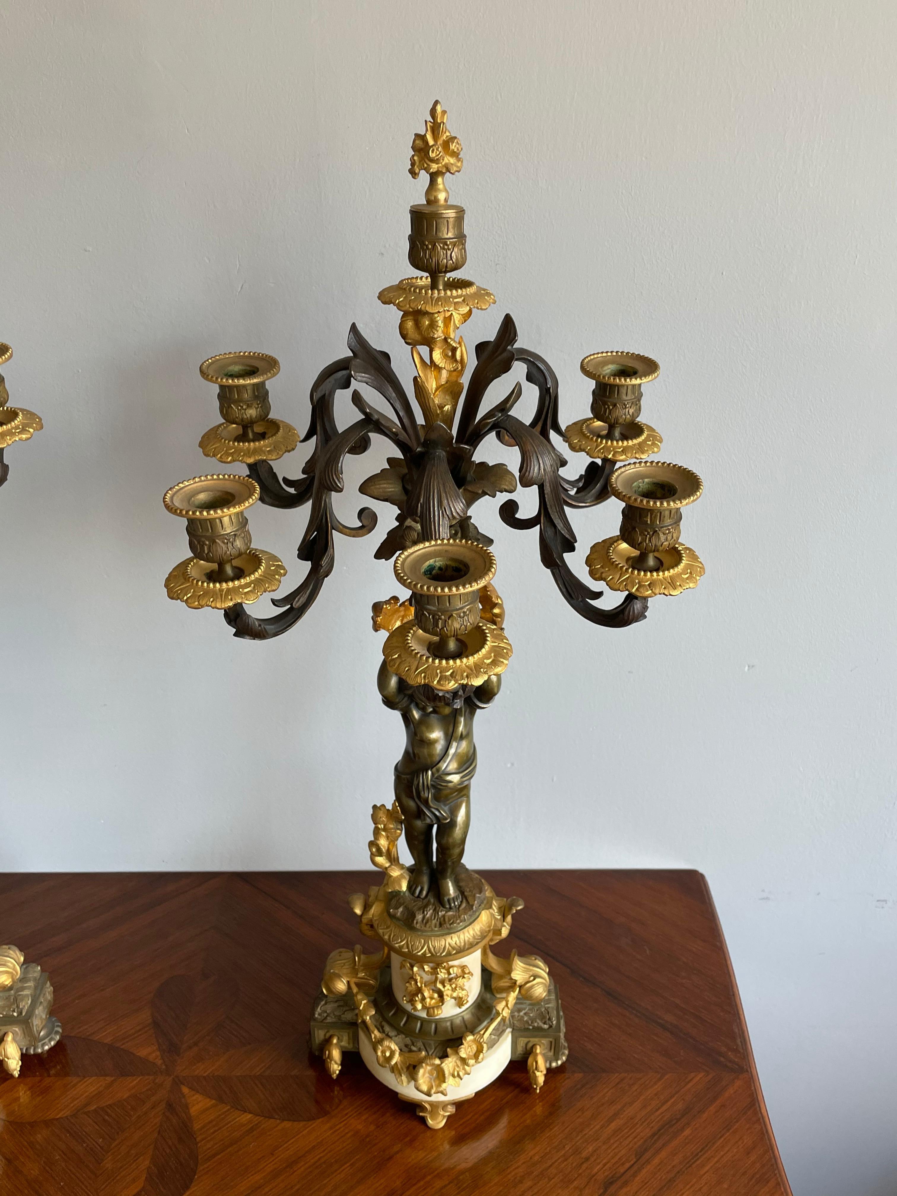 Atemberaubendes Paar französischer Kerzenkandelaber aus vergoldeter Bronze und Marmor im Louis-XVI.-Stil im Angebot 1