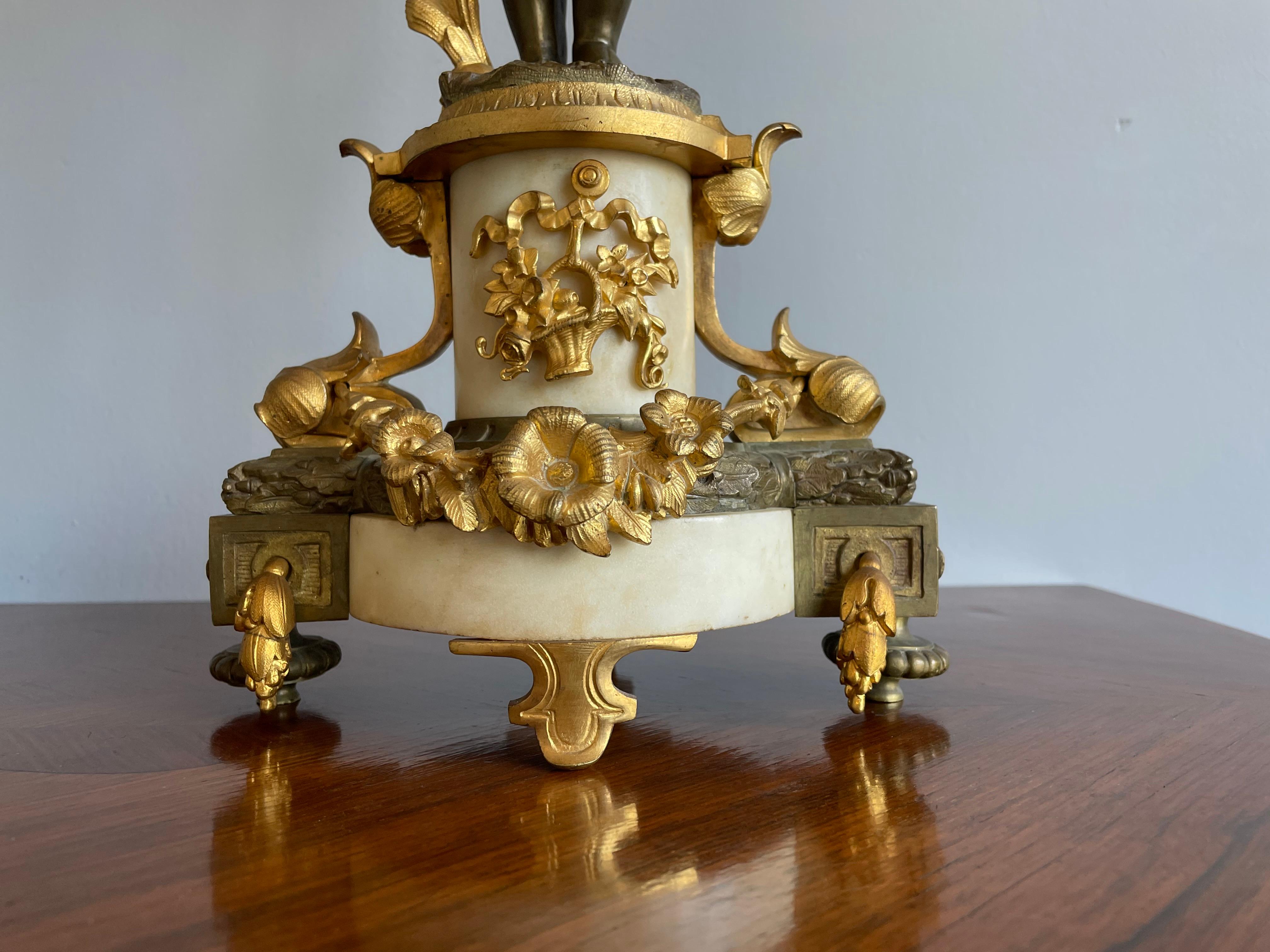 Atemberaubendes Paar französischer Kerzenkandelaber aus vergoldeter Bronze und Marmor im Louis-XVI.-Stil im Angebot 2