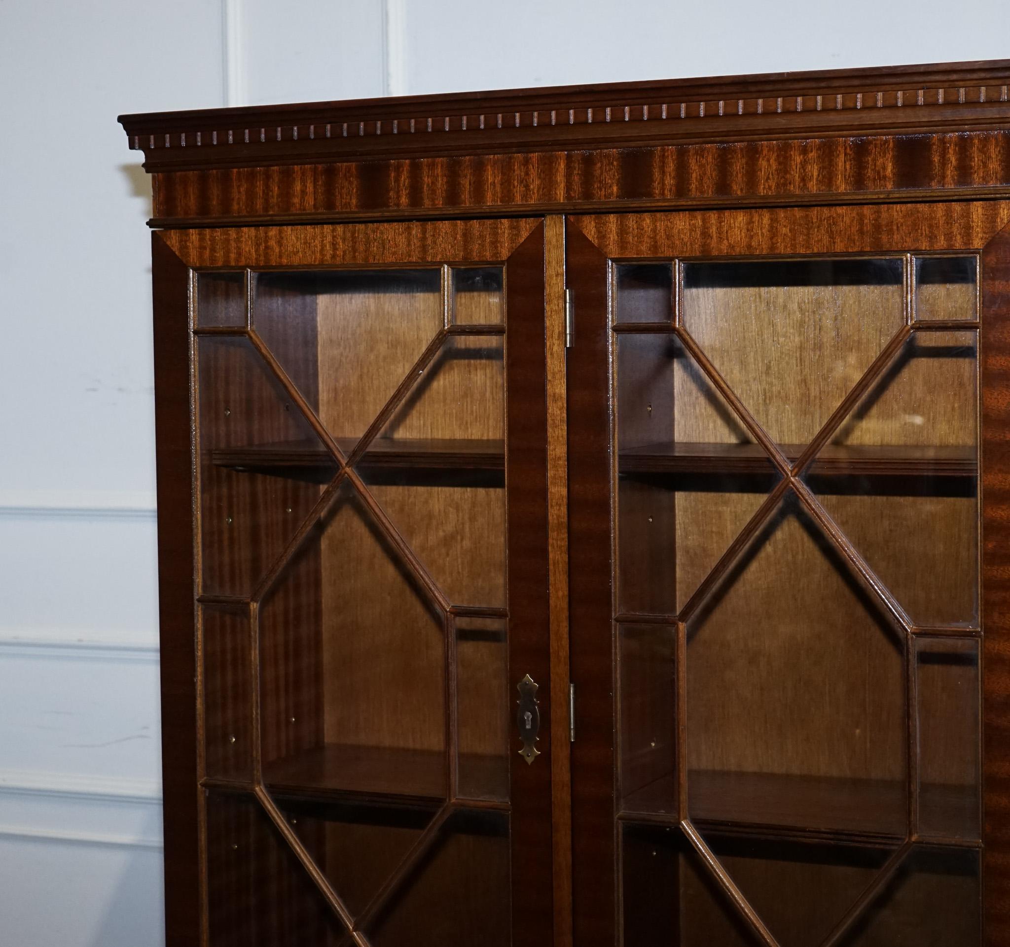 impresionante pareja de librerias de estilo georgiano con cajonera y cajonera de almacenaje 12