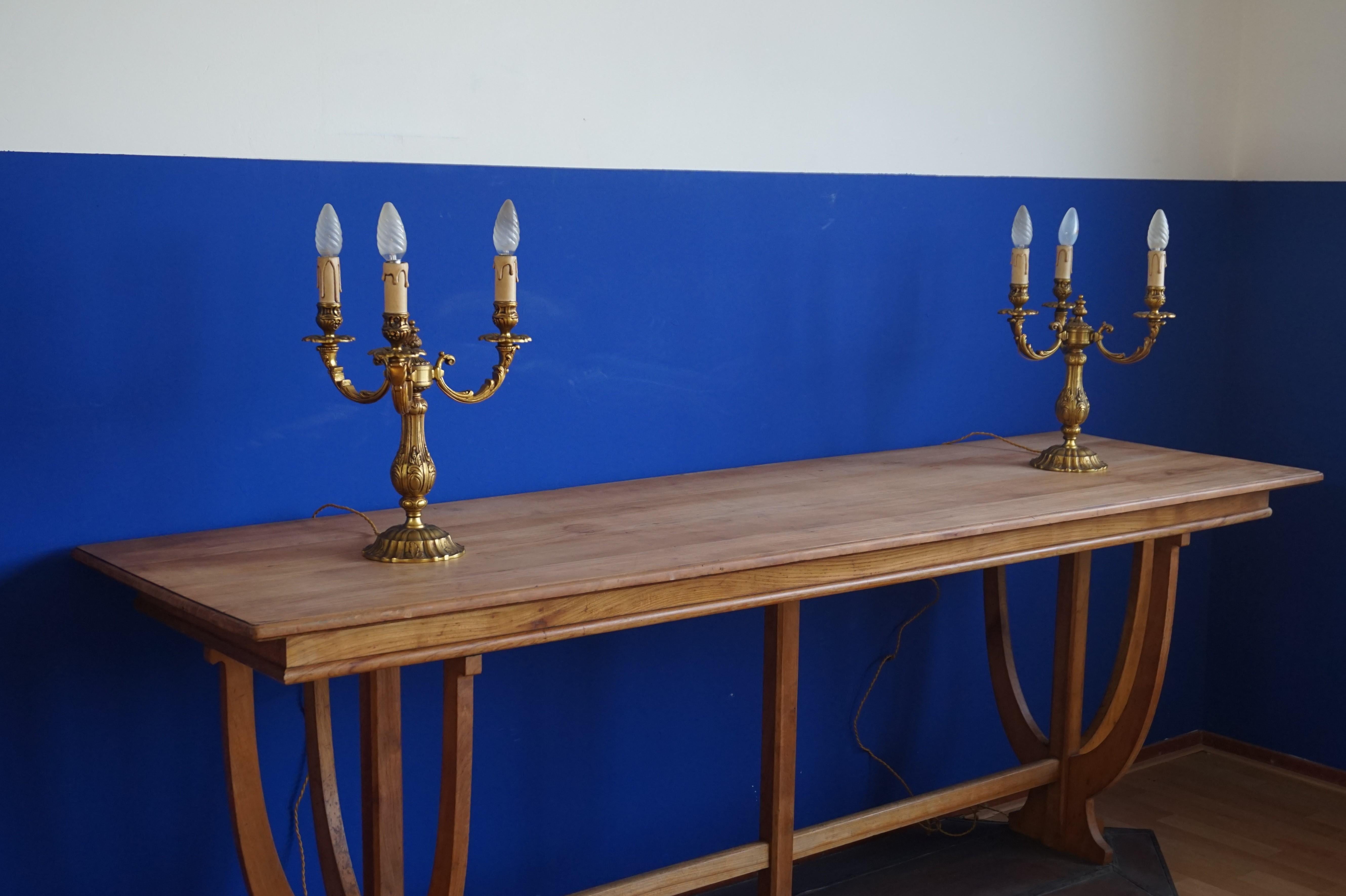 Atemberaubendes Paar Bronze drei Kerzen Kandelaber oder elektrische Tischlampen ca1950 im Angebot 5