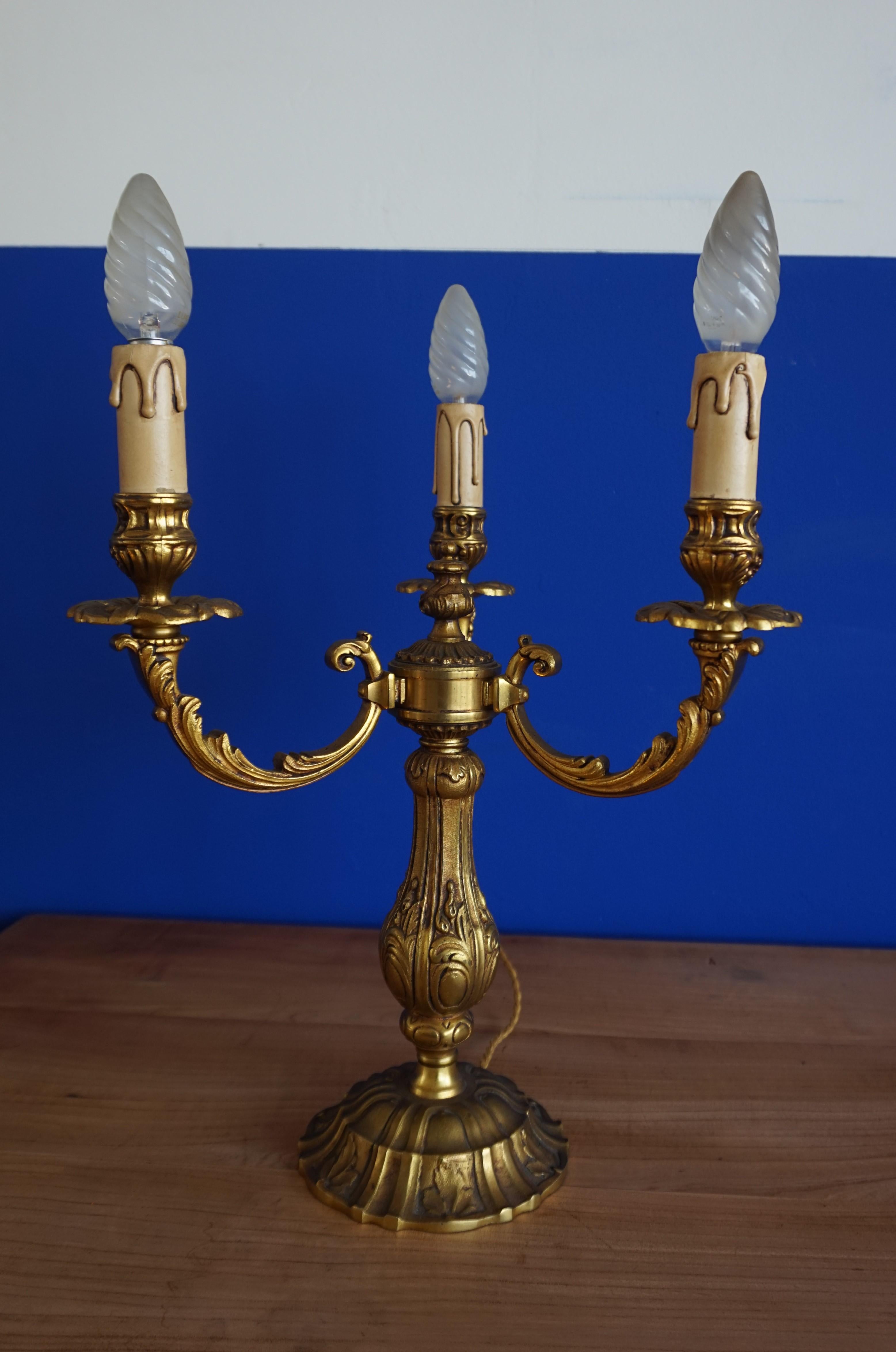 Atemberaubendes Paar Bronze drei Kerzen Kandelaber oder elektrische Tischlampen ca1950 (Französisch) im Angebot