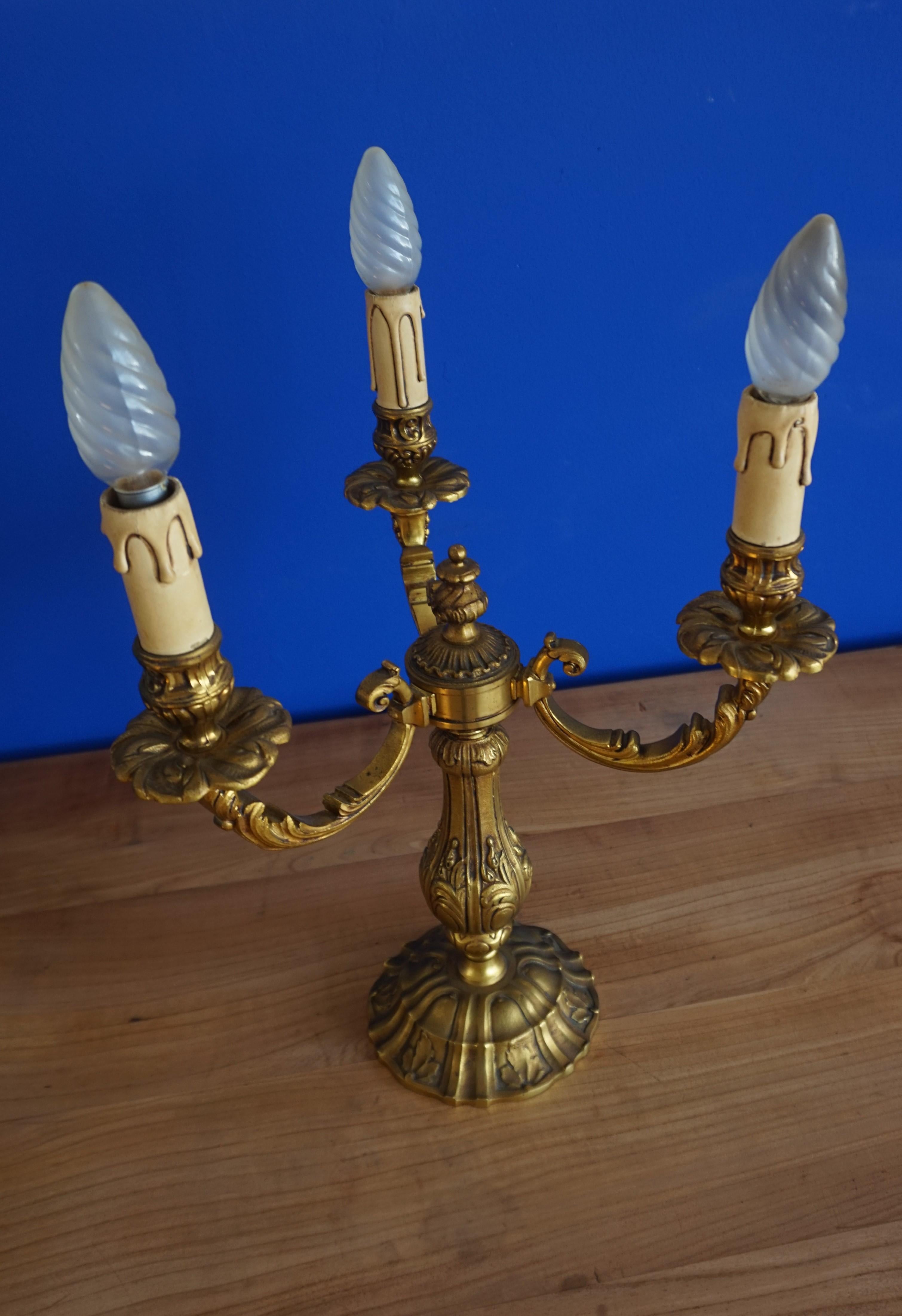 Atemberaubendes Paar Bronze drei Kerzen Kandelaber oder elektrische Tischlampen ca1950 (Handgefertigt) im Angebot