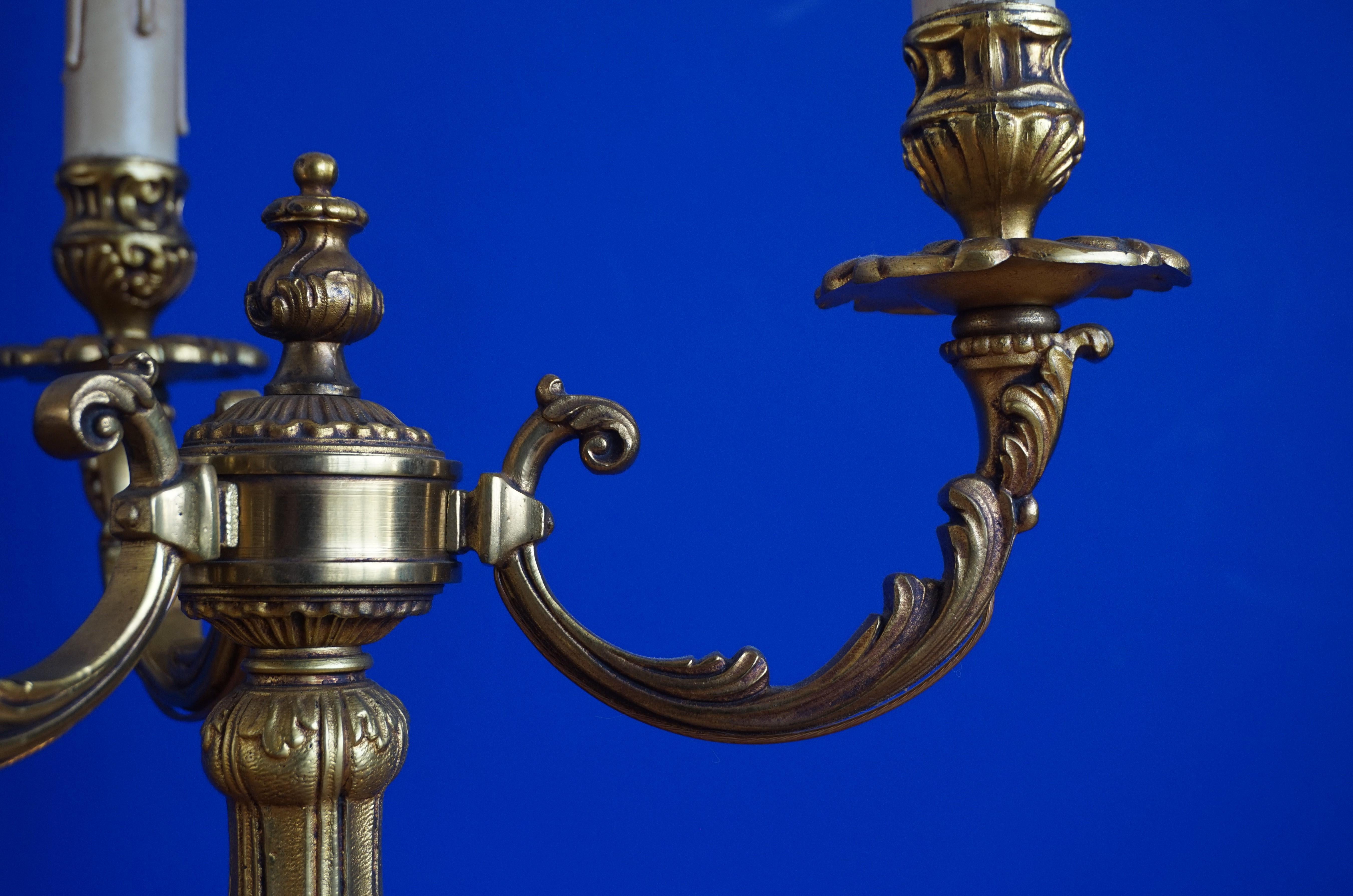 Atemberaubendes Paar Bronze drei Kerzen Kandelaber oder elektrische Tischlampen ca1950 im Angebot 2