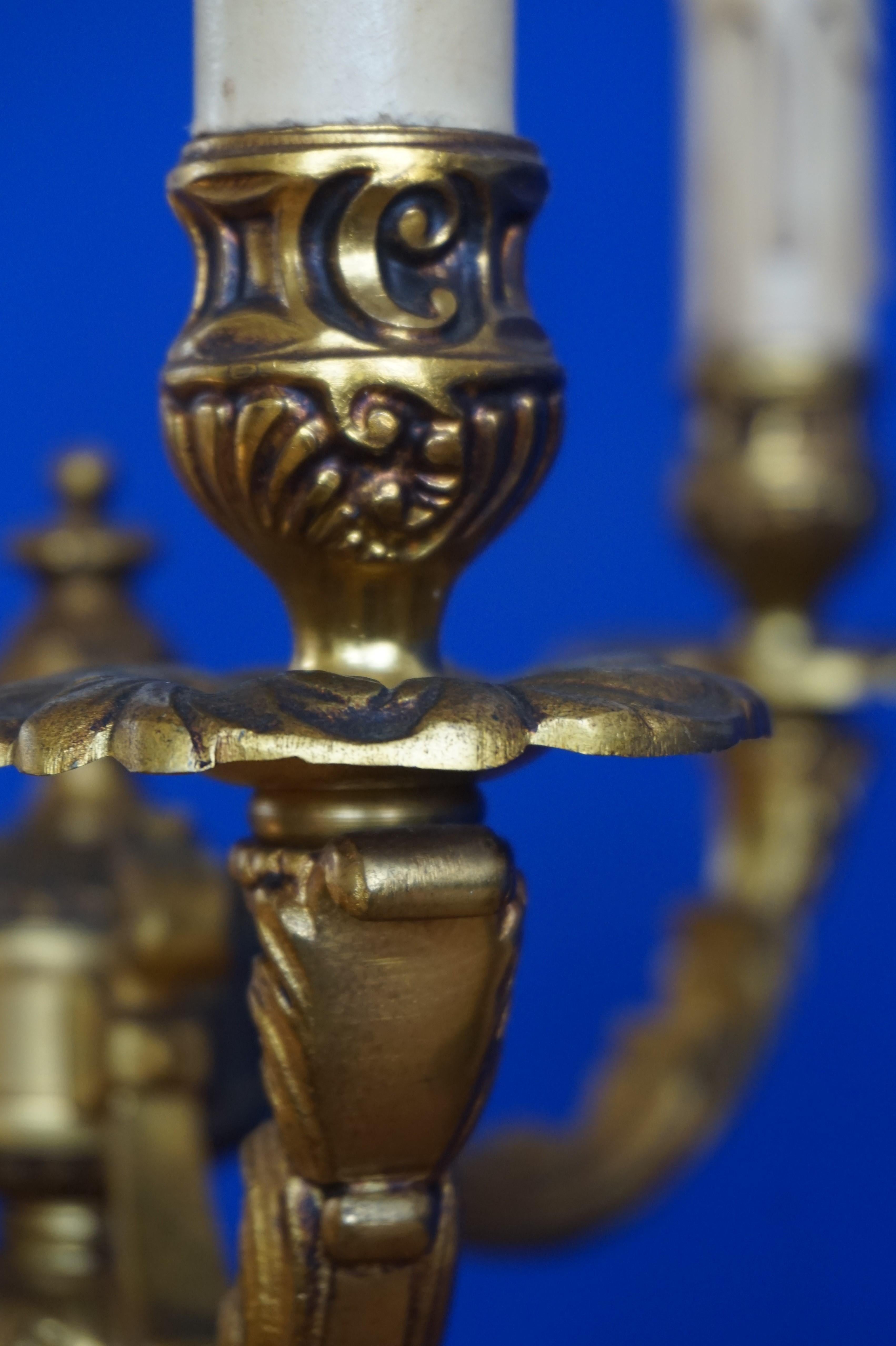 Atemberaubendes Paar Bronze drei Kerzen Kandelaber oder elektrische Tischlampen ca1950 im Angebot 3