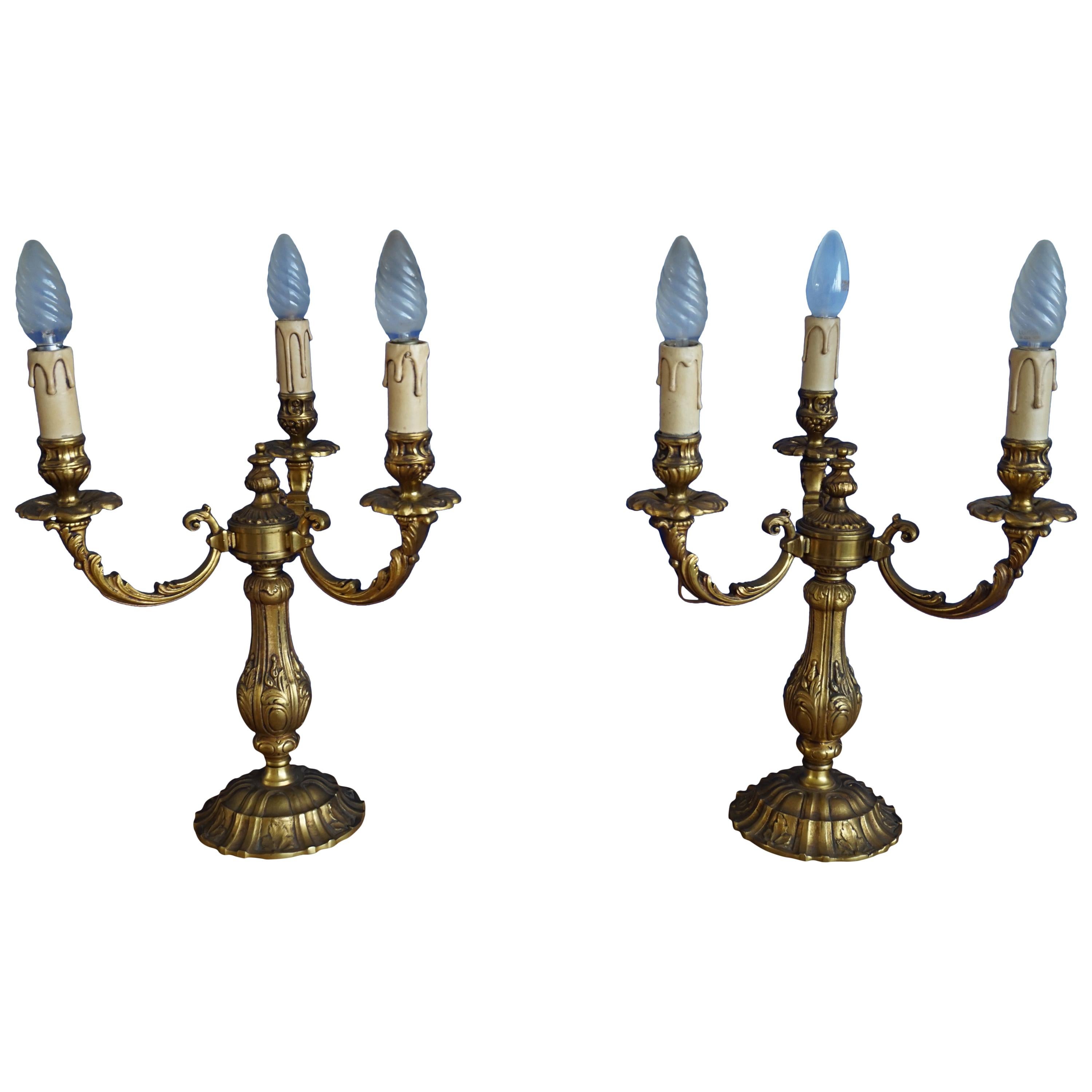 Superbe paire de chandeliers ou lampes de table électriques en bronze à trois bougies:: ca1950